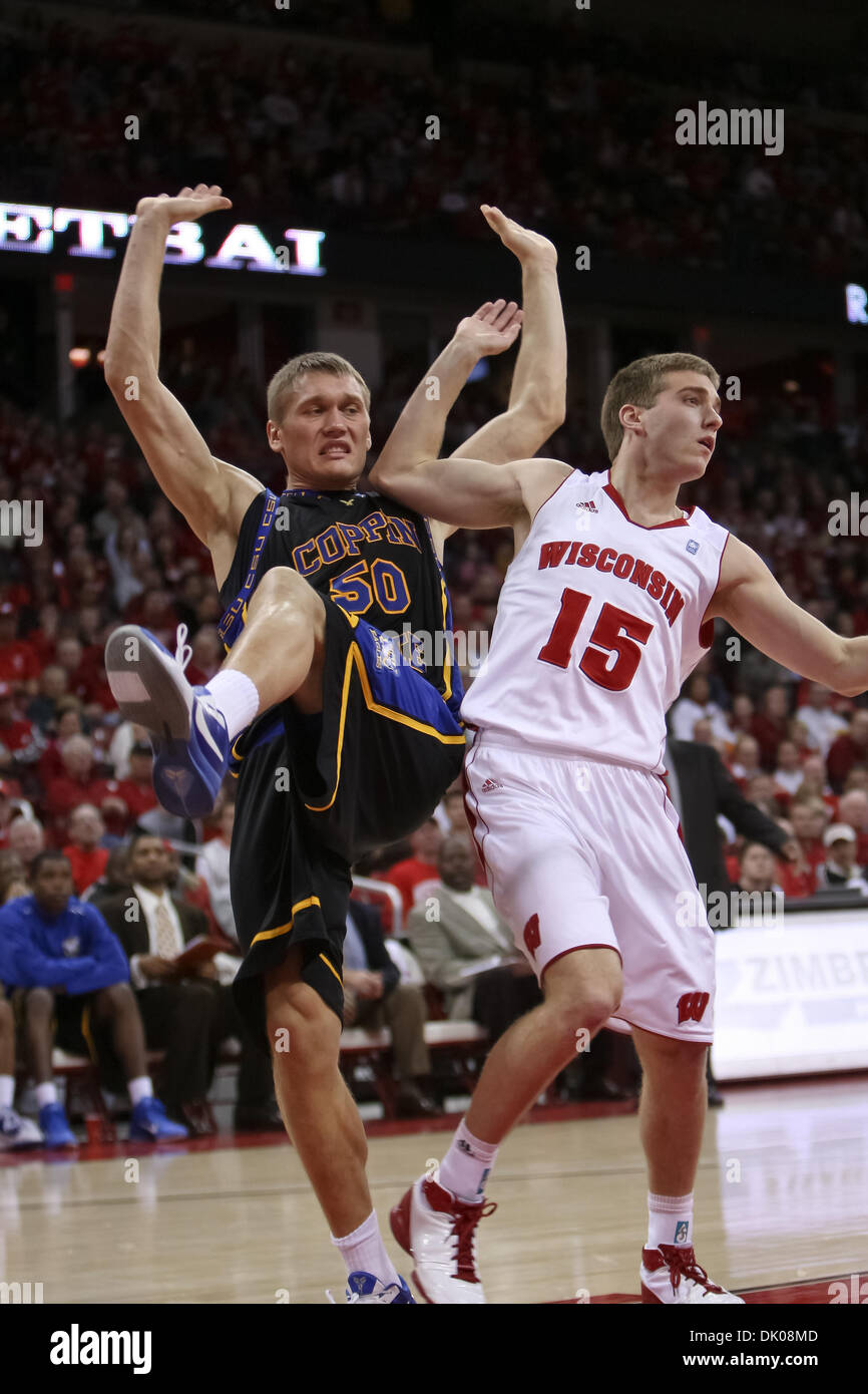 23. Dezember 2010 - position Madison, Wisconsin, USA - Wisconsin Wache Brett Valentyn (15) und Coppin State Ceslovas Kucinskas (50) Kampf um Center ein Schuss auf das Spiel. Wisconsin Badgers besiegte die Coppin Zustand Adler 80-56 im Kohl Center in Madison, Wisconsin. (Kredit-Bild: © John Fisher/Southcreek Global/ZUMAPRESS.com) Stockfoto