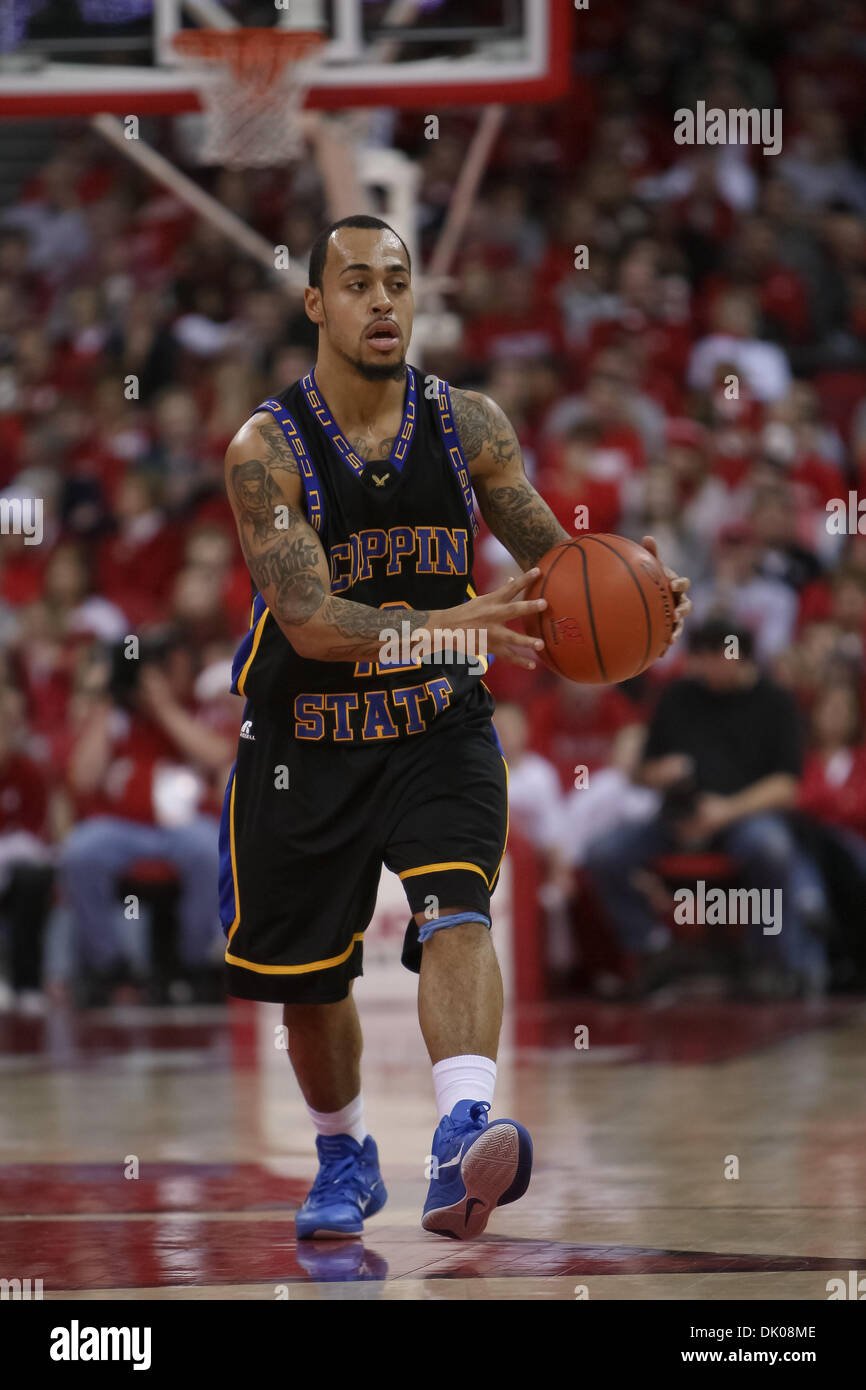 23. Dezember 2010 - führte Madison, Wisconsin, USA - Coppin State Guard Tony Gallo (12) alle Coppin Zustand Spieler mit 17 Punkten im Spiel. Wisconsin Badgers besiegte die Coppin Zustand Adler 80-56 im Kohl Center in Madison, Wisconsin. (Kredit-Bild: © John Fisher/Southcreek Global/ZUMAPRESS.com) Stockfoto