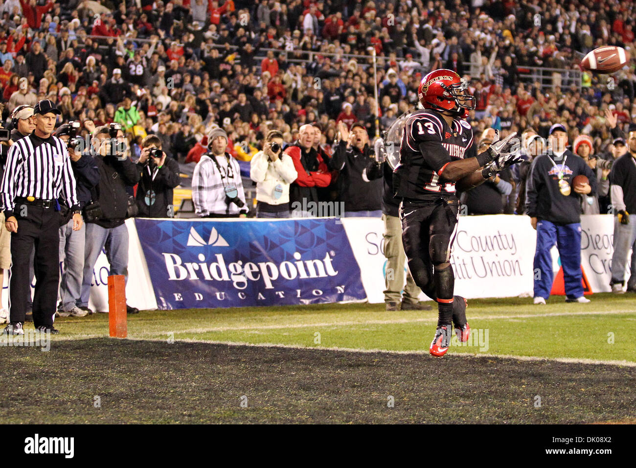 23. Dezember 2010 - fängt San Diego, Kalifornien, USA - San Diego State Azteken Runningback Ronnie Hillman #13 einen Pass für einen Touchdown gegen die Navy Midshipmen.  Die San Diego State Azteken besiegte die Navy Midshipmen 35-14 um die 2010 San Diego County Credit Union Poinsettia Bowl zu gewinnen. (Kredit-Bild: © Chris Trim/Southcreek Global/ZUMAPRESS.com) Stockfoto