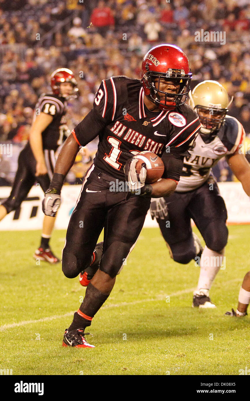 23. Dezember 2010 - San Diego, Kalifornien, USA - San Diego State Azteken Runningback läuft Ronnie Hillman #13 in Richtung der Endzone während eines Spiels gegen die Navy Midshipmen. Die San Diego State Azteken besiegte die Navy Midshipmen 35-14 um die 2010 San Diego County Credit Union Poinsettia Bowl zu gewinnen. (Kredit-Bild: © Chris Trim/Southcreek Global/ZUMAPRESS.com) Stockfoto