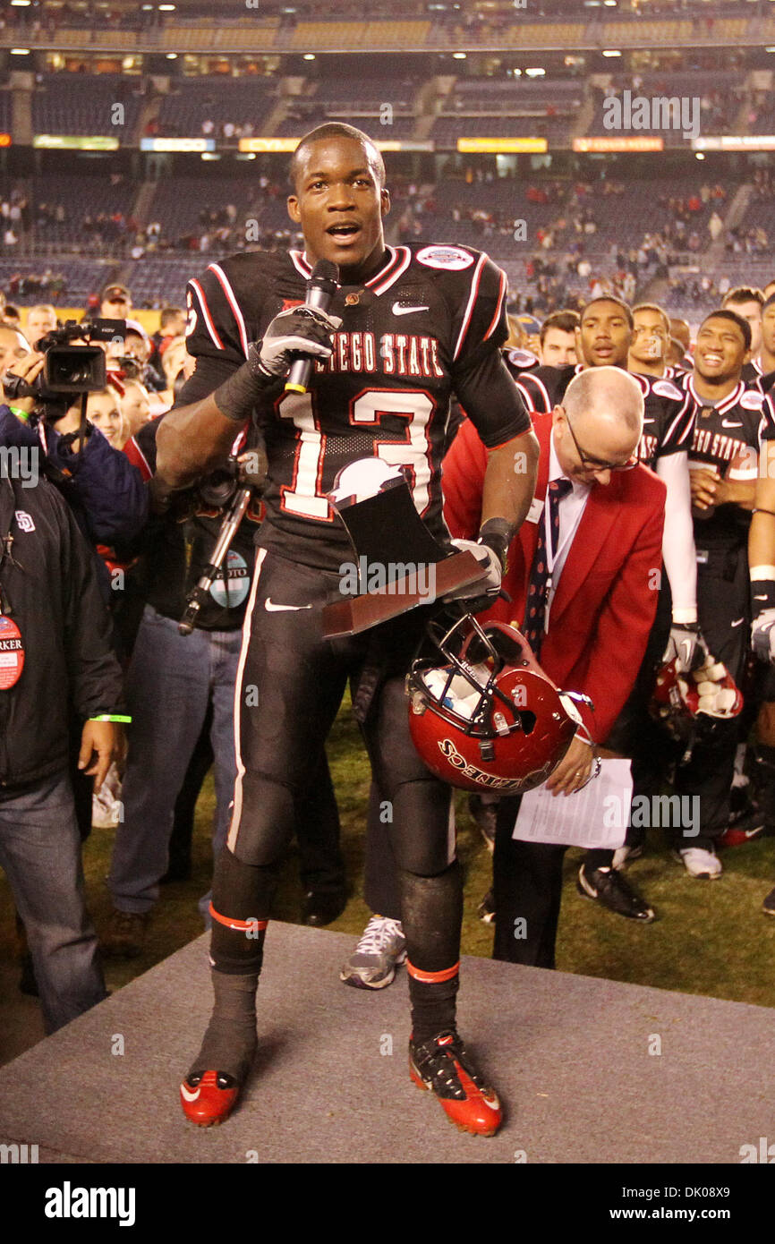 23. Dezember 2010 - befasst San Diego, Kalifornien, USA - San Diego State Azteken Runningback Ronnie Hillman #13 sich mit die Menge nach der offensive der meiste wertvolle Spieler des Spiels gewählt. Die San Diego State Azteken besiegte die Navy Midshipmen 35-14 um die 2010 San Diego County Credit Union Poinsettia Bowl zu gewinnen. (Kredit-Bild: © Chris Trim/Southcreek Global/ZUMAPRESS.com) Stockfoto