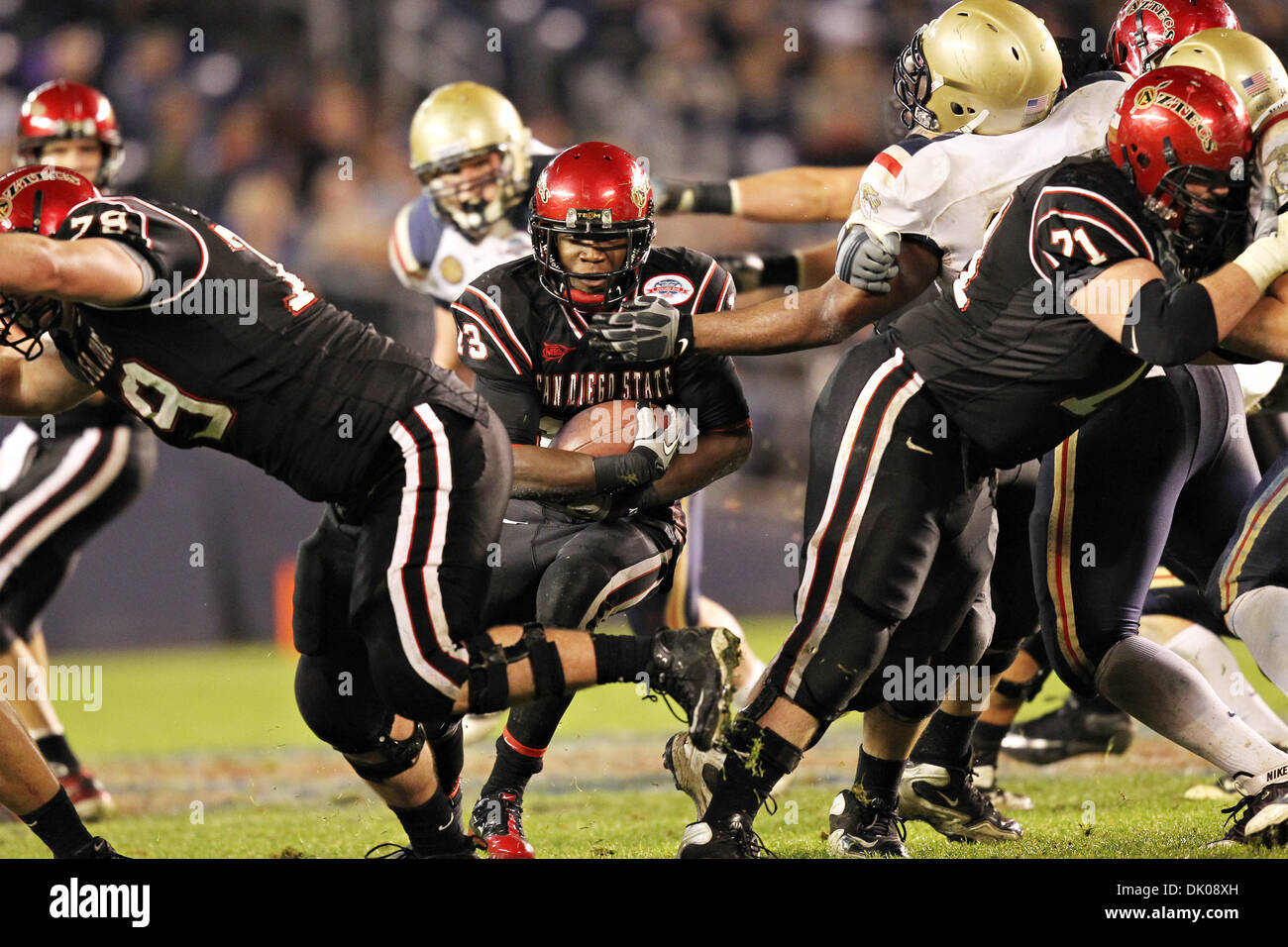 23. Dezember 2010 - San Diego, Kalifornien, USA - San Diego State Azteken Runningback rennt der Mitte während eines Spiels gegen die Navy Midshipmen Ronnie Hillman #13. Die San Diego State Azteken besiegte die Navy Midshipmen 35-14 um die 2010 San Diego County Credit Union Poinsettia Bowl zu gewinnen. (Kredit-Bild: © Chris Trim/Southcreek Global/ZUMAPRESS.com) Stockfoto