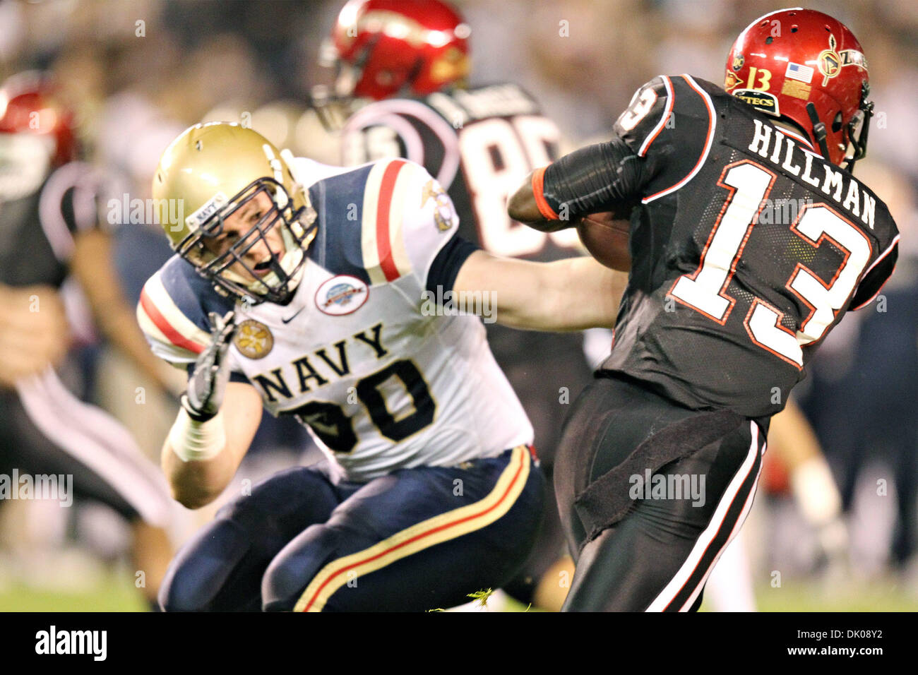 23. Dezember 2010 - entweicht San Diego, Kalifornien, USA - San Diego State Azteken Runningback Ronnie Hillman #13 das Tackle von Navy Midshipmen defensive End Billy Yarborough #90 während der 2010 San Diego County Credit Union Poinsettia Bowl. Die San Diego State Azteken besiegte die Navy Midshipmen 35-14. (Kredit-Bild: © Chris Trim/Southcreek Global/ZUMAPRESS.com) Stockfoto