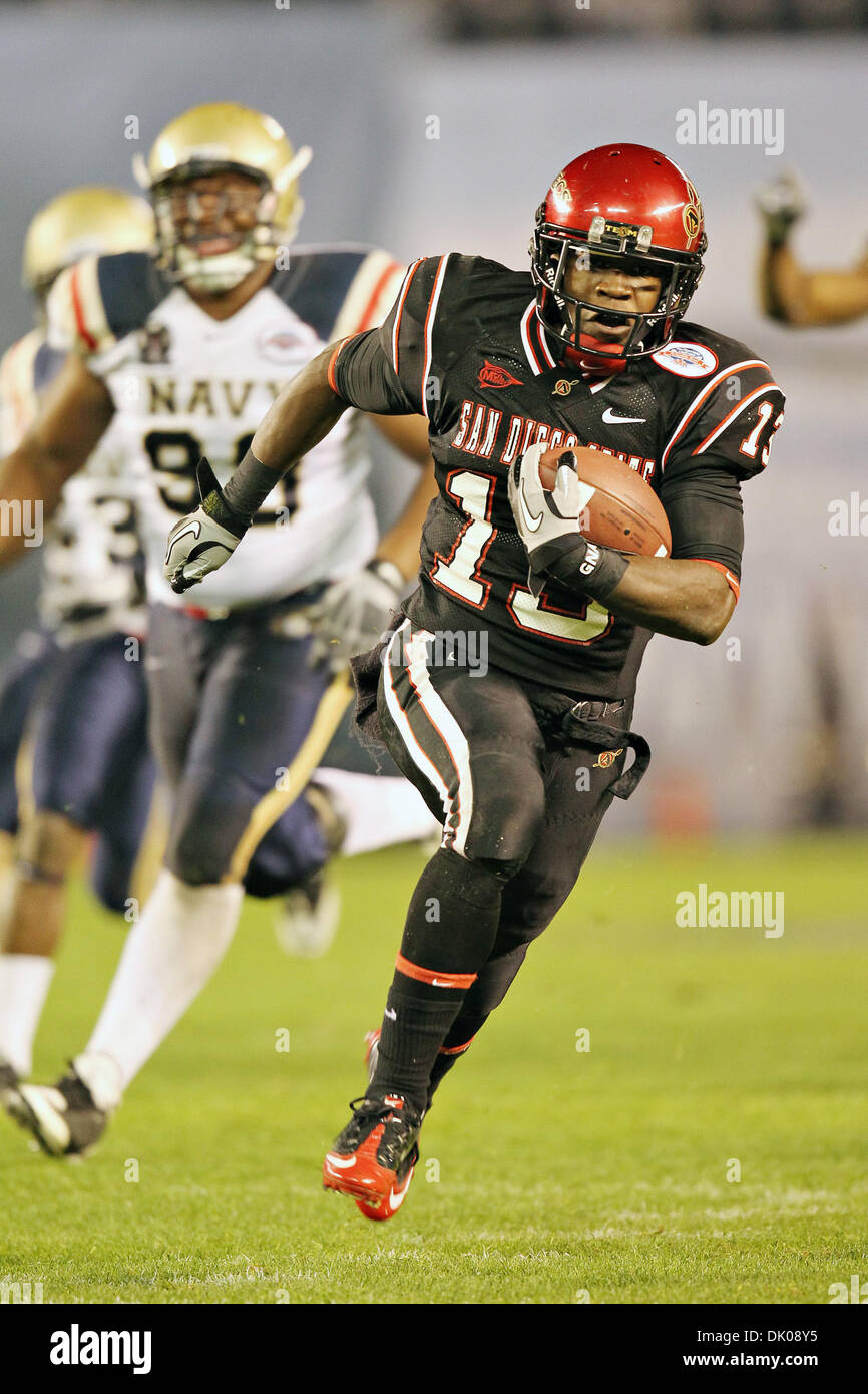 23. Dezember 2010 - San Diego, Kalifornien, USA - San Diego State Azteken Runningback Ronnie Hillman #13 rennt mitten in einem Spiel gegen die San Diego State Azteken. Die San Diego State Azteken besiegte die Navy Midshipmen 35-14 um die 2010 San Diego County Credit Union Poinsettia Bowl zu gewinnen. (Kredit-Bild: © Chris Trim/Southcreek Global/ZUMAPRESS.com) Stockfoto