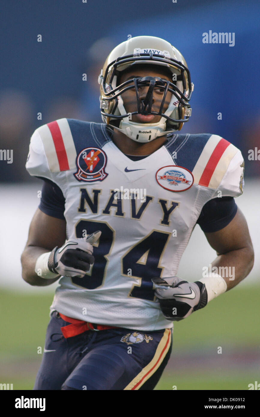 24. Dezember 2010 - San Diego, California, Vereinigte Staaten von Amerika - Midshipmen Marcus Thomas (34) wärmt vor Spiel Aktion gegen die Azteken.  San Diego State schlagen Marine 35-14 in der Weihnachtsstern-Schüssel im Qualcomm Stadium San Diego. CA (Kredit-Bild: © Nick Morris/Southcreek Global/ZUMAPRESS.com) Stockfoto
