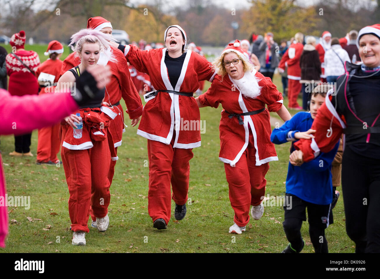 Läufer teilnehmen in der jährlichen Santa 5km Fun Run in Bushy Park, Hampton, TW11 0EQ UK der Veranstaltung besteht darin, Gelder für die Prinzessin Alice Hospiz. © David Gee. Stockfoto