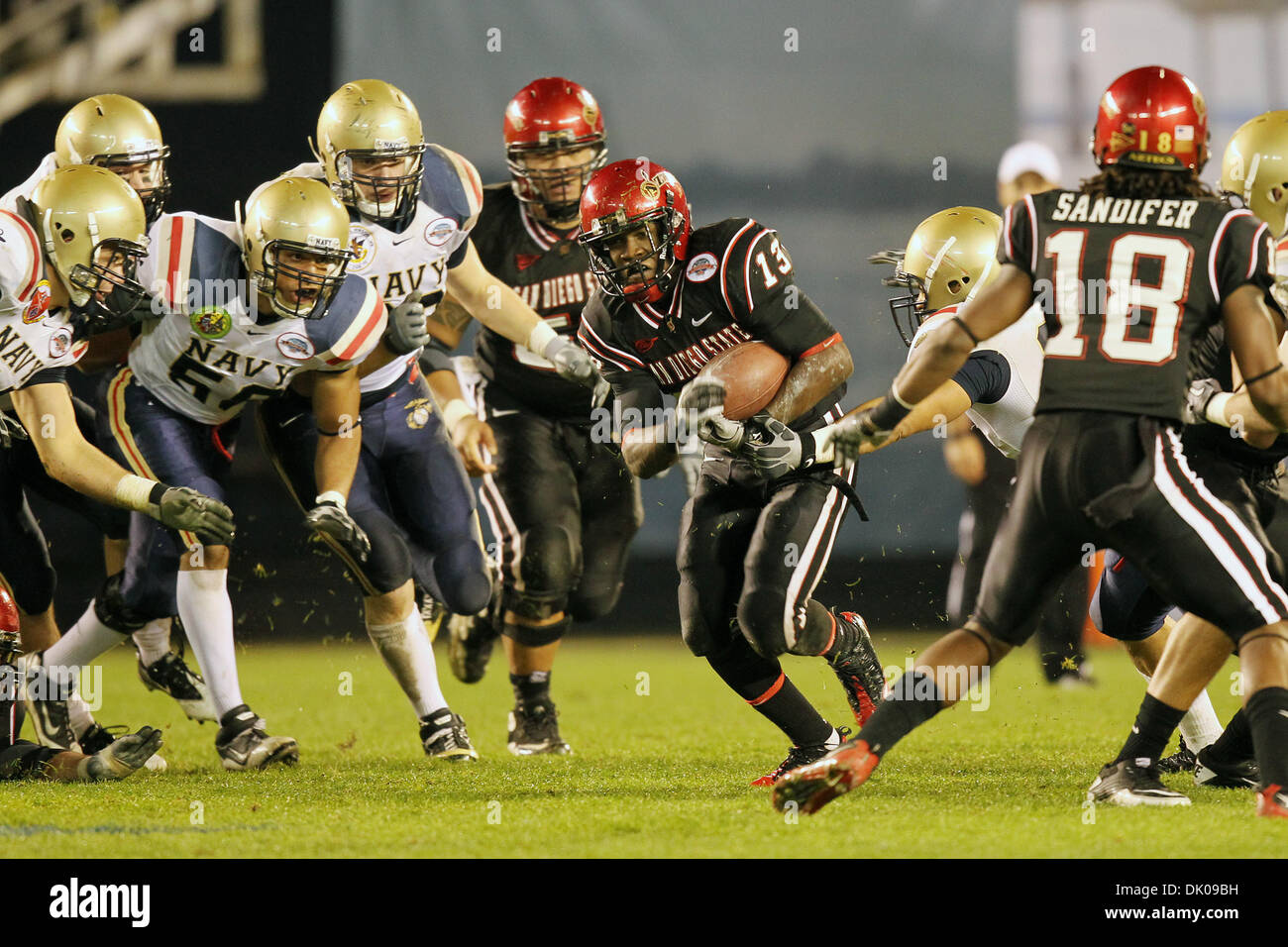 24. Dezember 2010 - San Diego, Kalifornien, USA - San Diego State Azteken Runningback Ronnie Hillman #13 führt vorbei an mehrere Navy Midshipmen Verteidiger im dritten Quartal Aktion. Die San Diego State Azteken besiegte die Navy Midshipmen 35-14 um die 2010 San Diego County Credit Union Poinsettia Bowl zu gewinnen. (Kredit-Bild: © Chris Trim/Southcreek Global/ZUMAPRESS.com) Stockfoto