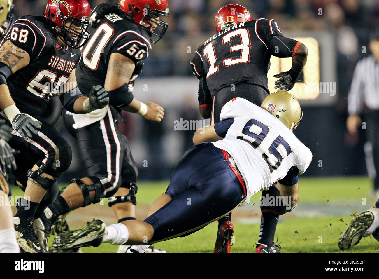 24. Dezember 2010 - San Diego, Kalifornien, US - Navy Midshipmen defensive End Shane Bothel #95 befasst sich San Diego State Azteken Runningback Ronnie Hillman #13 nach einem kurzen Gewinn. Die San Diego State Azteken besiegte die Navy Midshipmen 35-14 um die 2010 San Diego County Credit Union Poinsettia Bowl zu gewinnen. (Kredit-Bild: © Chris Trim/Southcreek Global/ZUMAPRESS.com) Stockfoto