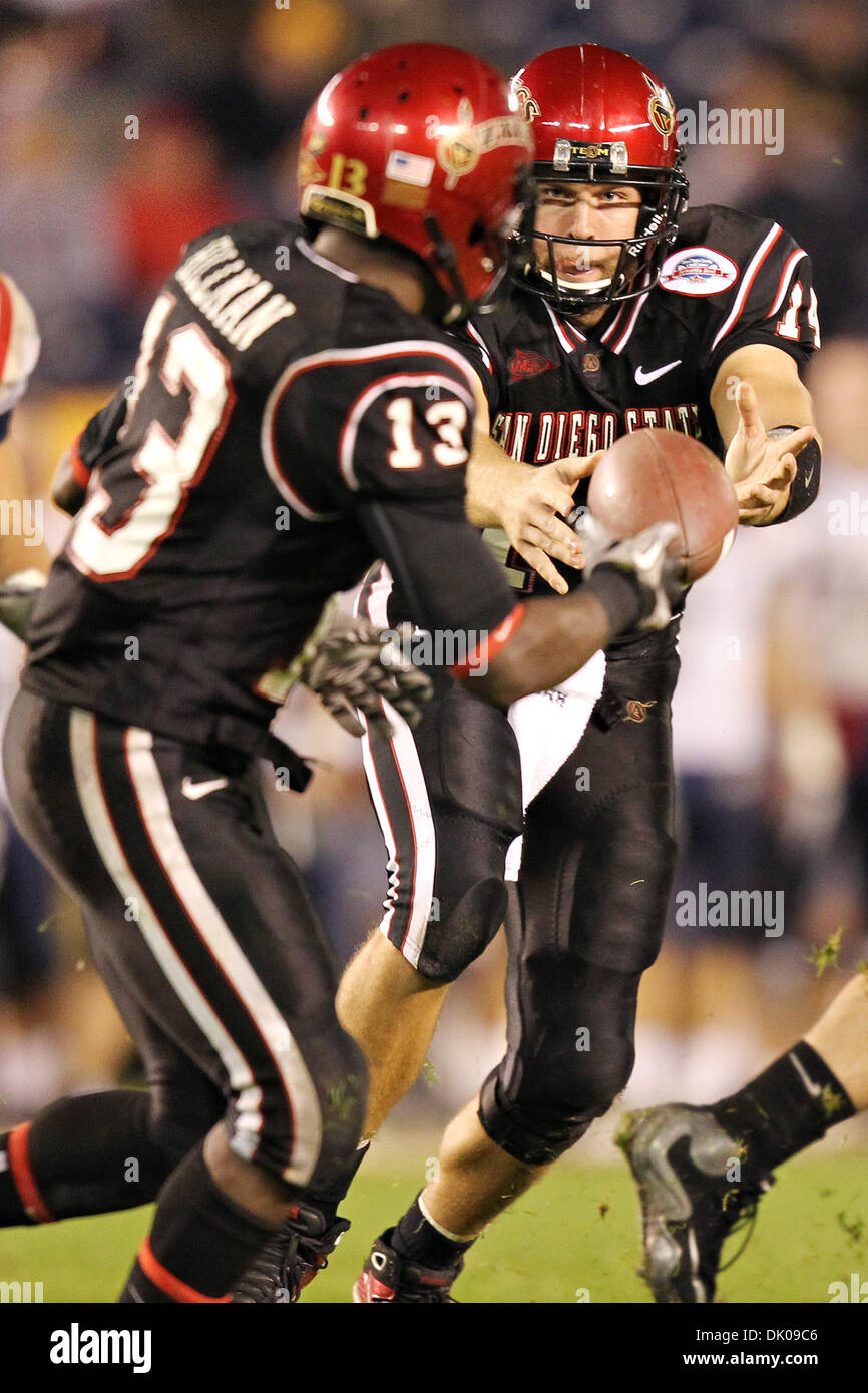 24. Dezember 2010 - wirft San Diego, Kalifornien, USA - San Diego State Azteken Quarterback Ryan Lindley #14 den Fußball, um San Diego State Azteken Runningback Ronnie Hillman #13 während eines Spiels gegen die Navy Midshipmen. Die San Diego State Azteken besiegte die Navy Midshipmen 35-14 um die 2010 San Diego County Credit Union Poinsettia Bowl zu gewinnen. (Kredit-Bild: © Chris Trim/Southcreek G Stockfoto