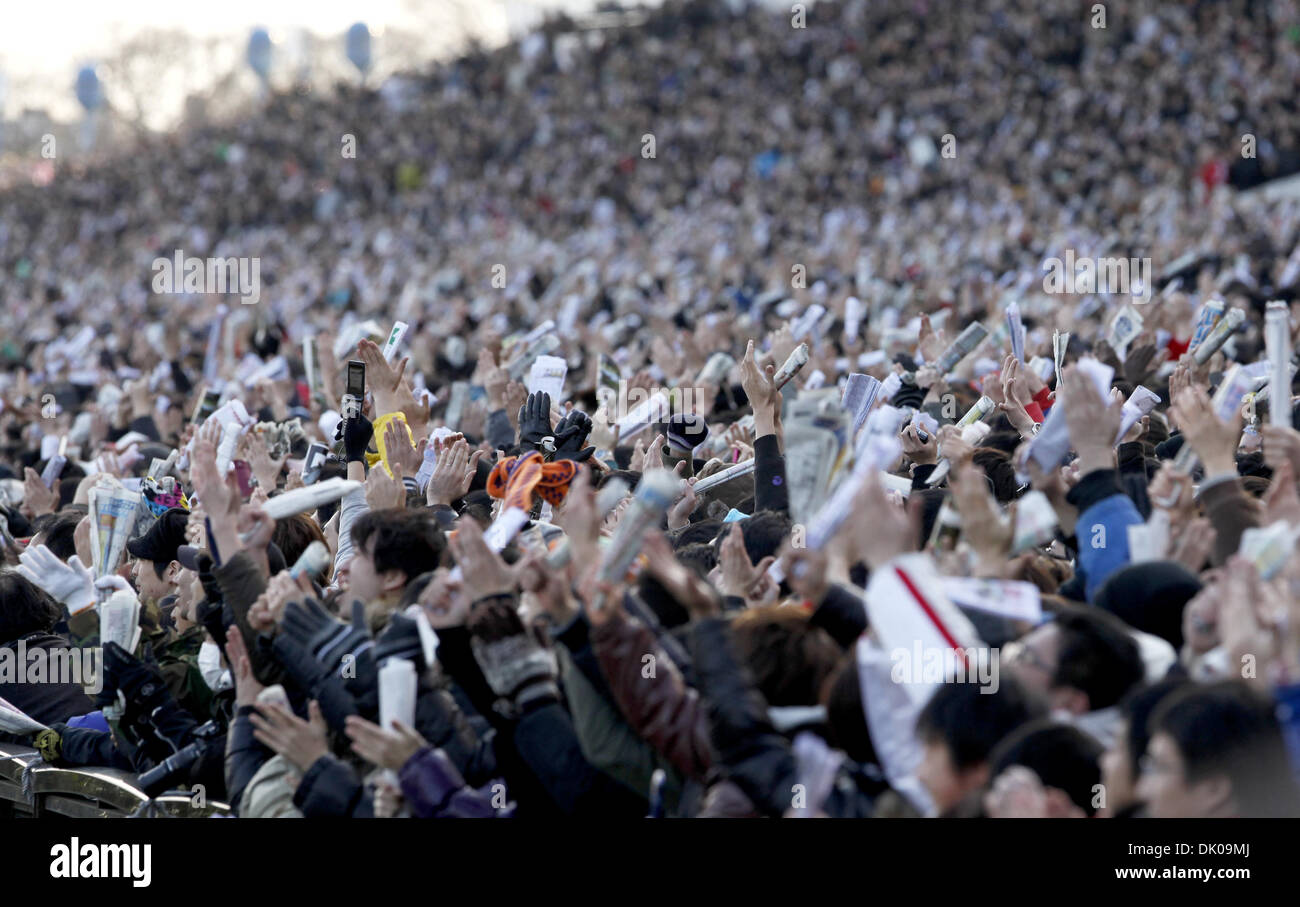 26. Dezember 2010 sehen - Chiba, Japan - Racegoers duringÃŠthe 55thÃŠArima MemorialÃŠat Nakayama Racecourse am 26. Dezember 2010 in Funabashi, Japan. (Kredit-Bild: © Shugo Takemi/Jana Press/ZUMAPRESS.com) Stockfoto