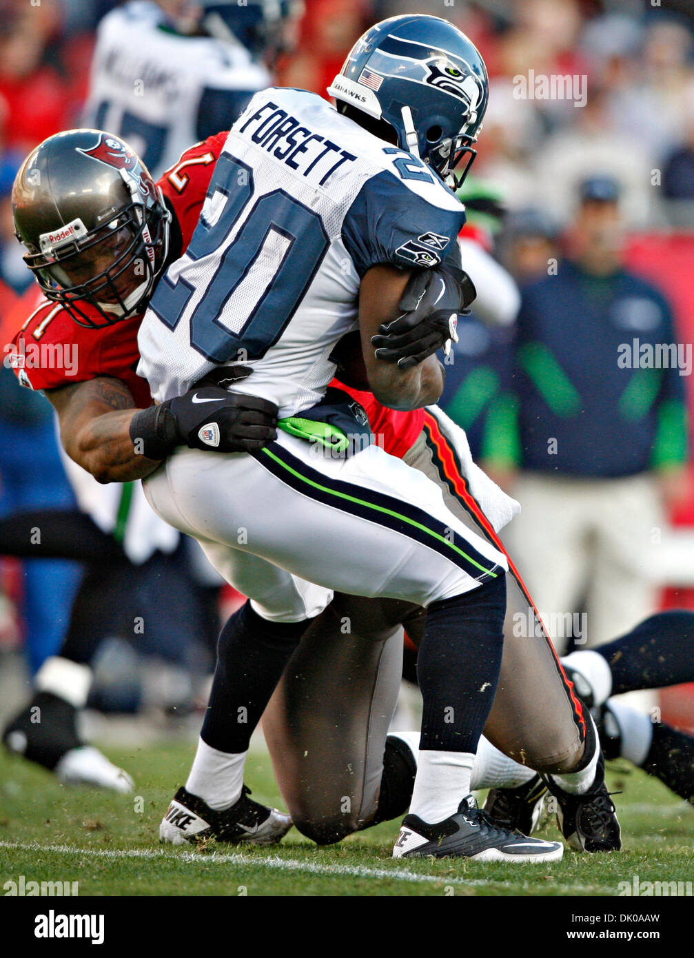 26. Dezember 2010 - DANIEL WALLACE |   Times.TP 328135 WALL Bucs 32 (26.12.2010 Tampa) Tampa Bay Buccaneers defensive Lineman Michael Bennett (71) befasst sich Seattle Seahawks laufen wieder Justin Forsett (20) für einen Verlust von vier Werften im ersten Quartal. ERSTE Hälfte: Die Tampa Bay Buccaneers spielen die Seattle Seahawks im Raymond James Stadium in Tampa, Fl. In der Mitte sind die Bucs 17-7 Stockfoto