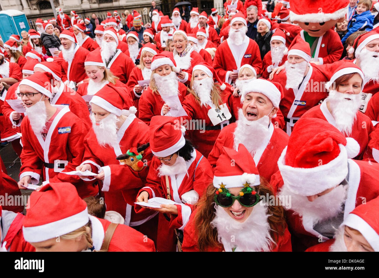 Belfast, Nordirland. 1. Dezember 2013 - die gesammelten Weihnachtsmänner singen Weihnachtslieder vor Cool FM "Santa Dash" Credit: Stephen Barnes/Alamy Live News Stockfoto