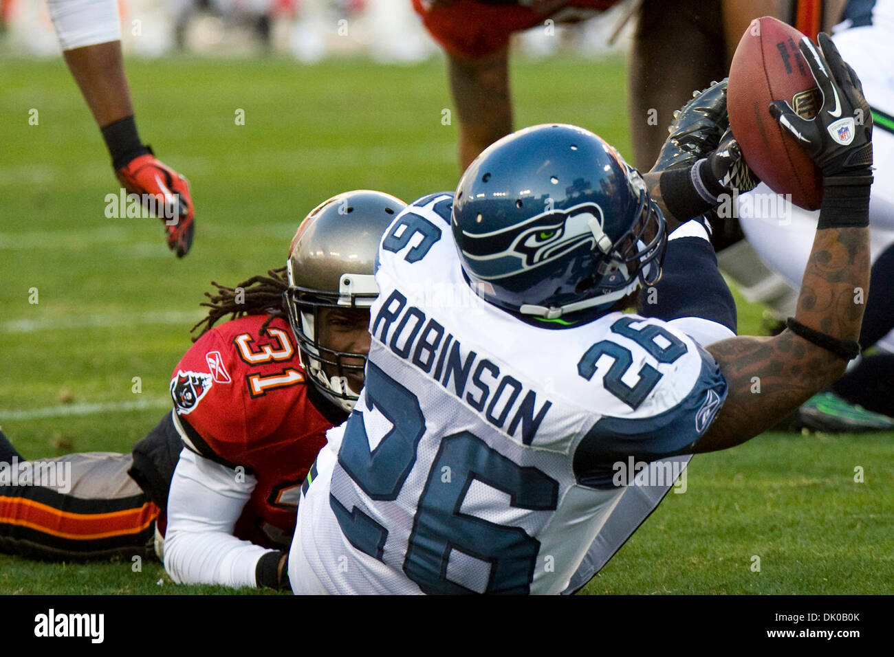 26. Dezember 2010 - Tampa, Florida, USA - Seattle Seahawks Runningback Michael Robinson (26) versucht sich Tampa Bay Buccaneers Cornerback e.j. Biggers (31) drehen... Die Tampa Buccaneers führen die Seattle Seahawks 17-7 (Credit-Bild: © Anthony Smith/Southcreek Global/ZUMAPRESS.com) Stockfoto