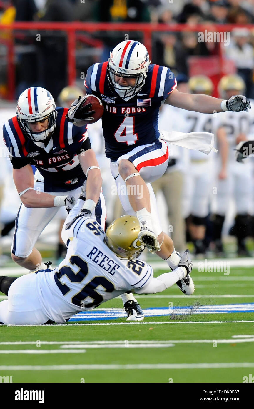 27. Dezember 2010 - Shreveport, Louisiana, US - Air Force Falcons Wide Receiver Kyle Halderman (4) springt über Georgia Tech Yellow Jackets Cornerback Dominique Reese (26) während der ersten Hälfte Aktion, da der Georgia Tech Yellow Jackets die Air Force Falcons 7-6 bei der Hälfte in 2010 Advocare V100 Unabhängigkeit Schüssel am Independence Stadium in Shreveport, Louisiana führen. (Kredit-Bild: © Ste Stockfoto
