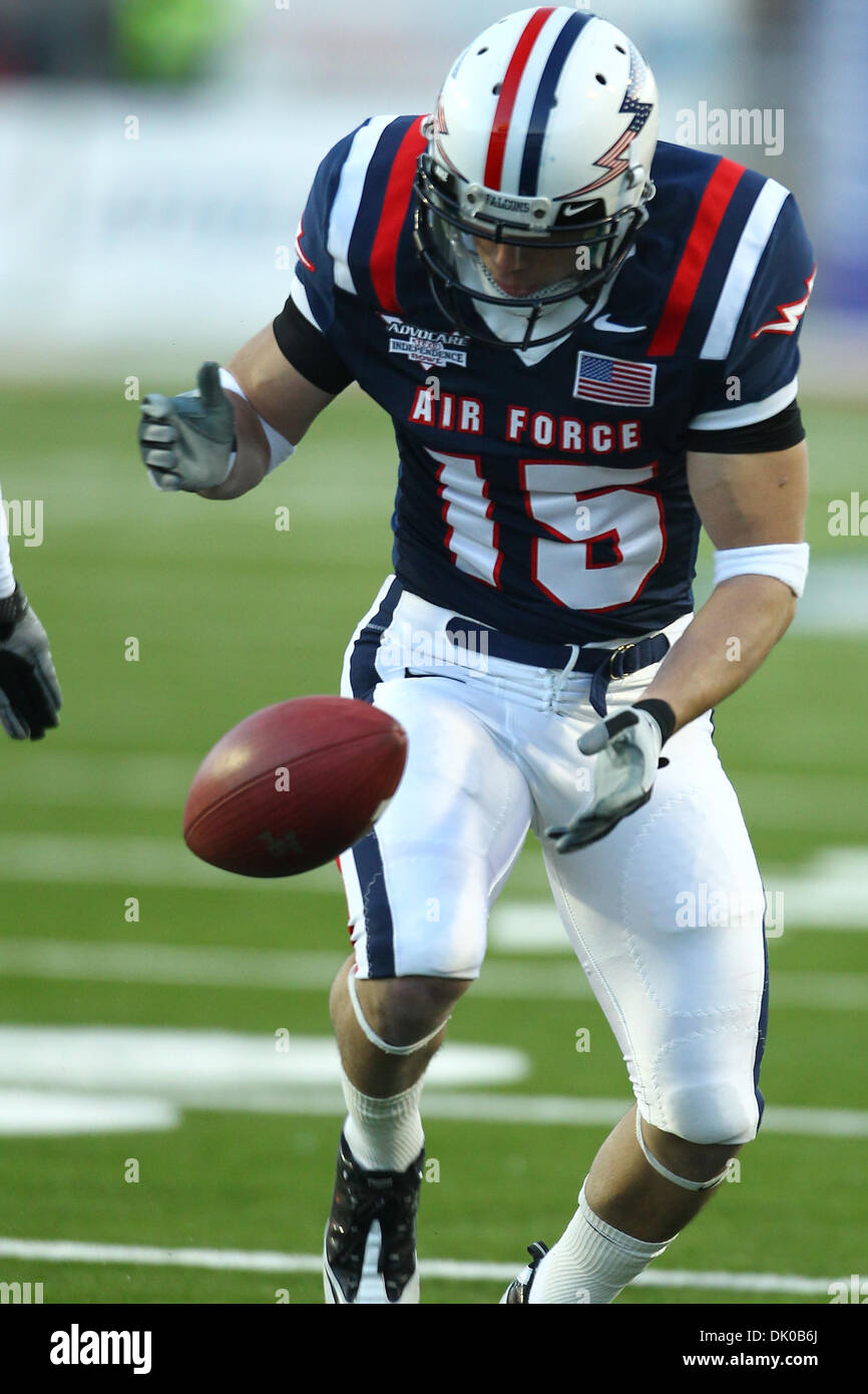 27. Dezember 2010 befummelt - Shreveport, Louisiana, Vereinigte Staaten von Amerika - Air Force Falcons Wide Receiver Jonathan Warzeka (#15) einen offene Pass entlang der Seitenlinie.  Die Air Force Falcons Niederlage der Georgia Tech Yellow Jackets 14-7 am Independence Stadium in Shreveport, Louisana. (Kredit-Bild: © Anthony Vasser/Southcreek Global/ZUMAPRESS.com) Stockfoto