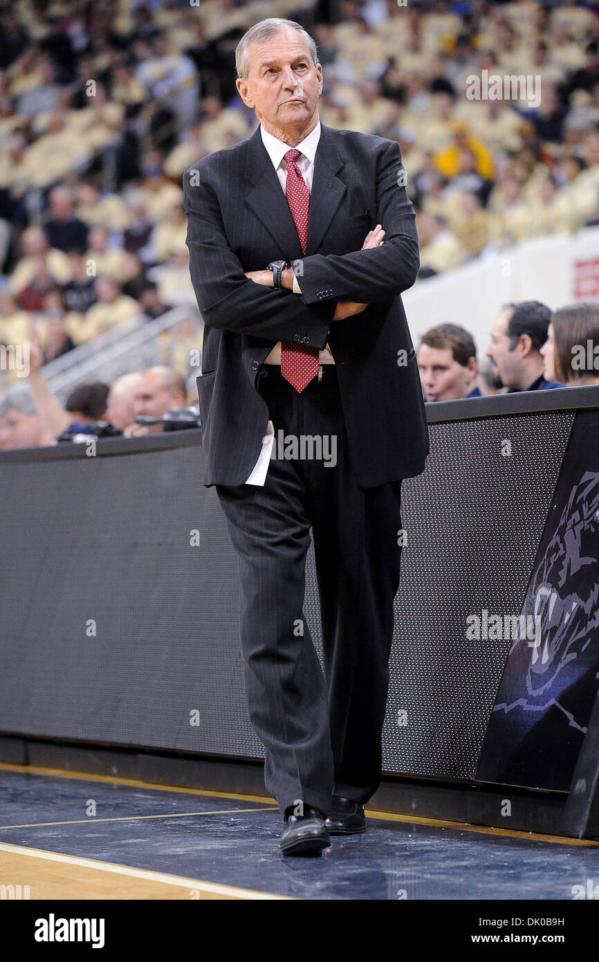 27. Dezember 2010 - Pittsburgh, PENNSYLVANNIA, USA - Connecticut Huskies Head Coach Jim Calhoun Schritte Gerichtsseite früh in der erste Hälfte als PITT öffnet Big East Conference spielen gegen UConn im Petersen Events Center in Pittsburgh, PA.... PITT Niederlagen UConn mit einem Score von 78-63. (Kredit-Bild: © Dean Beattie/Southcreek Global/ZUMAPRESS.com) Stockfoto