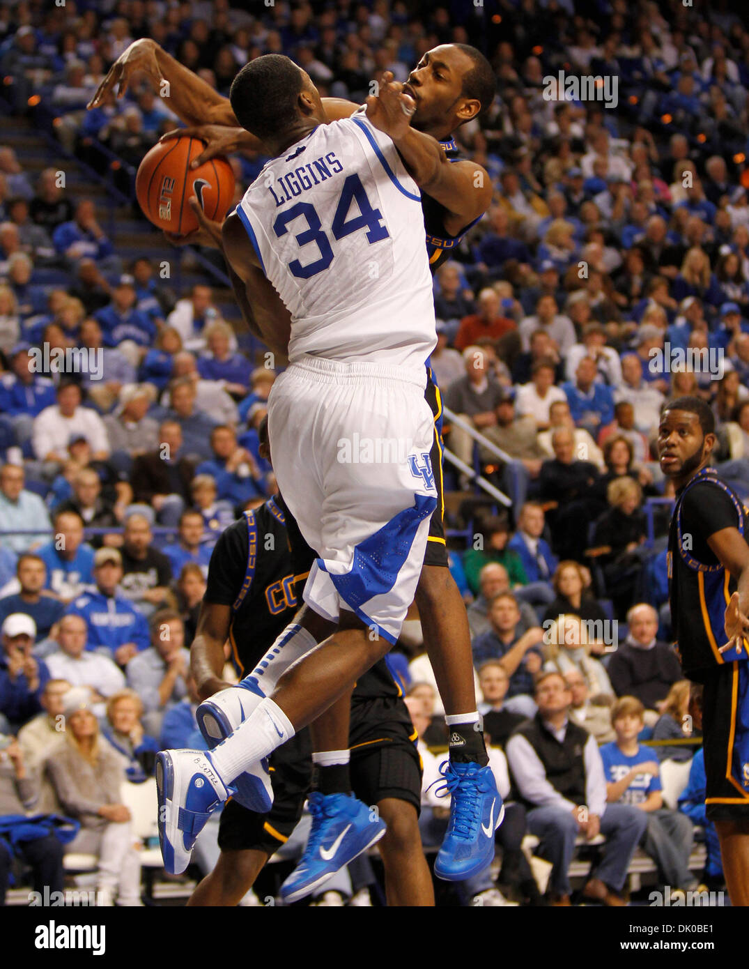 28. Dezember 2010 - Lexington, Kentucky, USA - Kentucky Wildcats Wache DeAndre Liggins (34) bekam Foul von Coppin Zustand Adler weiterleiten Branden Doughty (34) als Kentucky Coppin Zustand 91-61 auf auf Dienstag, 28. Dezember 2010 in Lexington, Kentucky Foto von Mark Cornelison besiegte | Personal. (Kredit-Bild: © Lexington Herald-Leader/ZUMAPRESS.com) Stockfoto