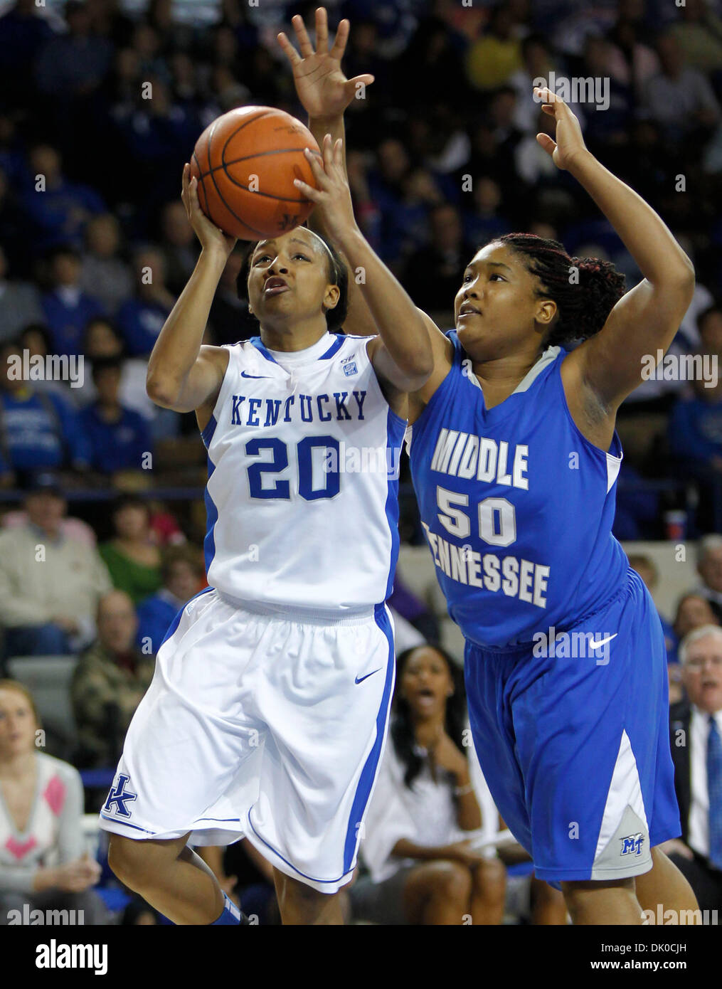 29. Dezember 2010 - Lexington, Kentucky, USA - Kentucky Wache Maegan Conwright (20) wurde von MTSUs KeKe Stewart, gefoult, wie Kentucky Middle Tennessee State auf Mittwoch, 29. Dezember 2010 in Lexington, Kentucky Foto von Mark Cornelison gespielt | Personal. (Kredit-Bild: © Lexington Herald-Leader/ZUMAPRESS.com) Stockfoto