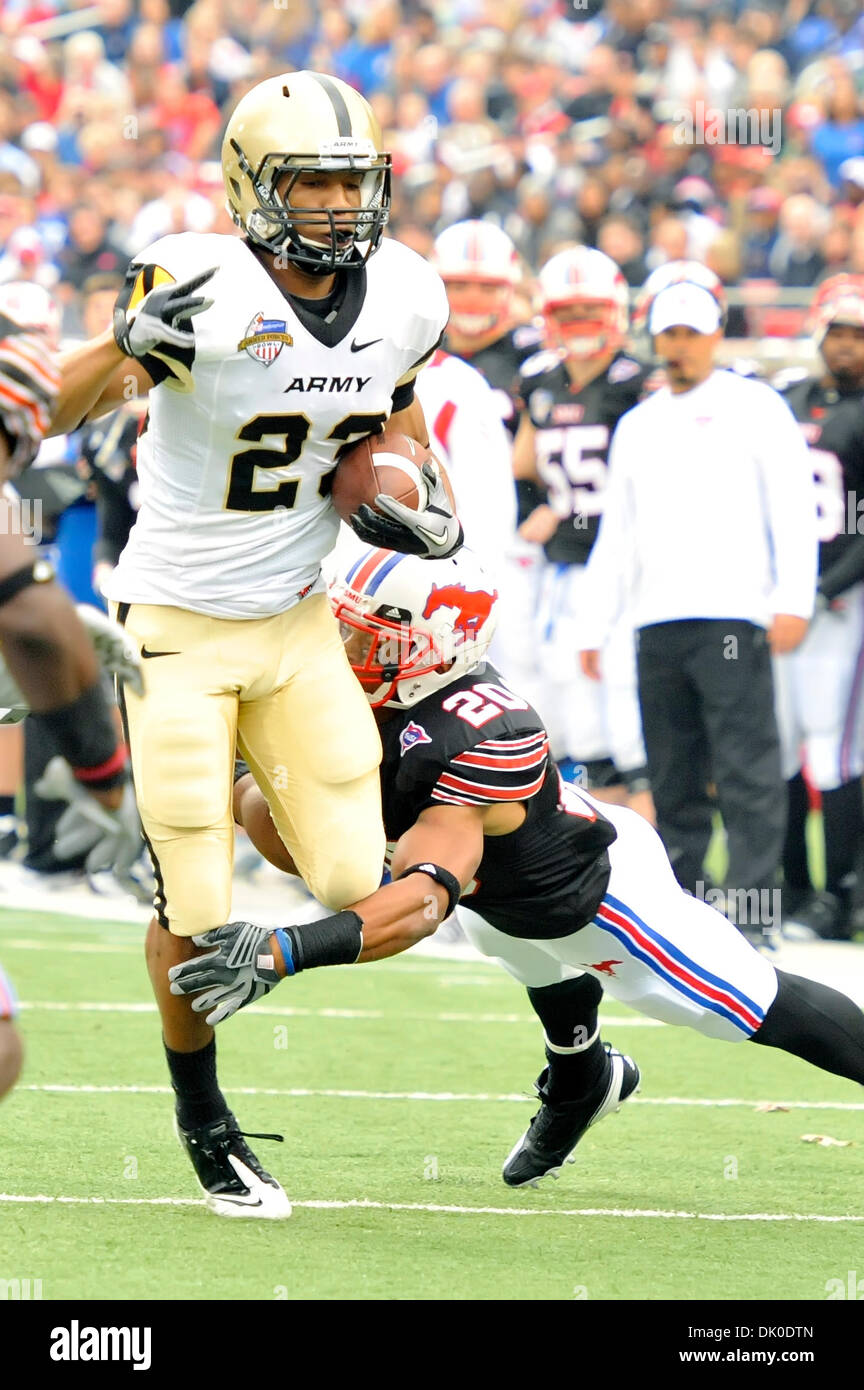 30. Dezember 2010 - führen Dallas, Texas, US - Army Black Knights Runningback, Malcolm Brown (23) in der Endzone für einen Hauch nach unten als die Army Black Knights eilt, die SMU Mustangs 16-0 in der Mitte in der 2010 Bell Hubschrauber Armed Forces Bowl Stadium Gerald J. Ford in Dallas, Texas. (Kredit-Bild: © Steven Leija/Southcreek Global/ZUMAPRESS.com) Stockfoto