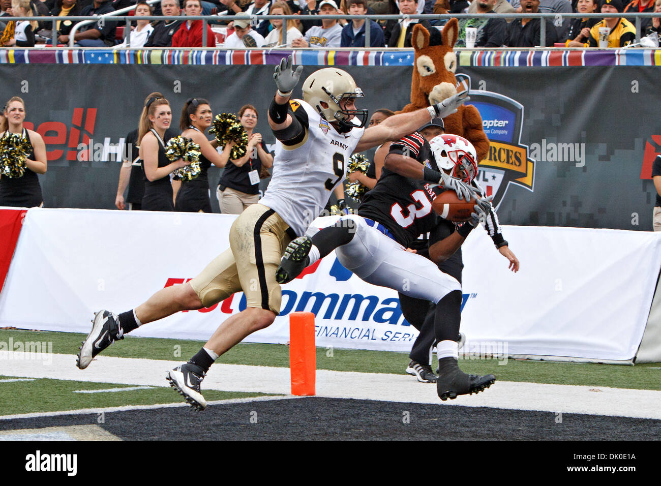 30. Dezember 2010 - Dallas, Texas, USA - Southern Methodist Mustangs Wide Receiver Darius Johnson (3) erhält einen Touchdown gegen die Army Black Knights.  Armee besiegt SMU 16-14 Gerald J. Ford Stadium. (Kredit-Bild: © Andrew Dieb/Southcreek Global/ZUMAPRESS.com) Stockfoto