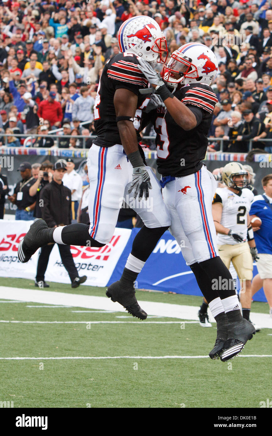 30. Dezember 2010 feiert - Dallas, Texas, USA - Southern Methodist Mustangs Wide Receiver Darius Johnson (3) einen Touchdown gegen die Army Black Knights.  Armee besiegt SMU 16-14 Gerald J. Ford Stadium. (Kredit-Bild: © Andrew Dieb/Southcreek Global/ZUMAPRESS.com) Stockfoto