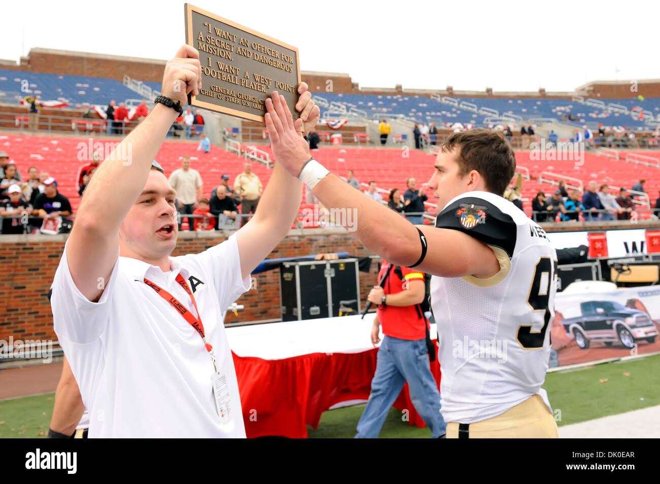 30. Dezember 2010 - Dallas, Texas, USA - West Point Fußballer schlagen die Platte enthält ein Zitat von General George C. Marshall beim Verlassen des Felds.  Army Black Knights besiegen die SMU Mustangs 16-14 in der 2010 Bell Hubschrauber Armed Forces Bowl Stadium Gerald J. Ford in Dallas, Texas. (Kredit-Bild: © Steven Leija/Southcreek Global/ZUMAPRESS.com) Stockfoto