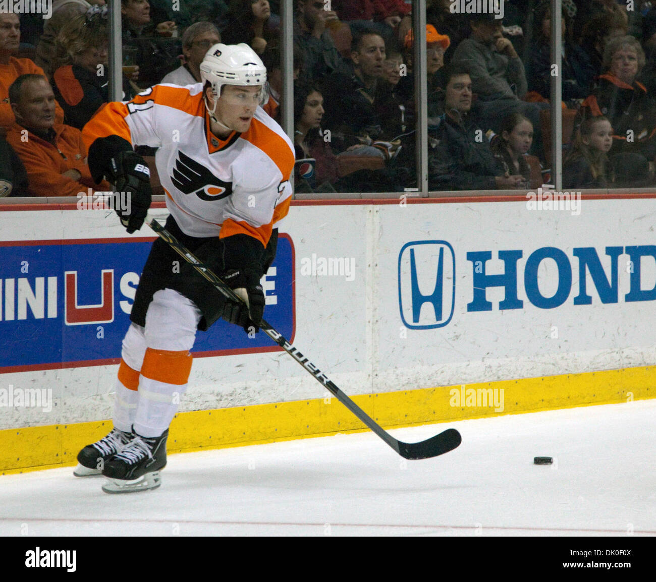 31. Dezember 2010 verließ - Anaheim, Kalifornien, USA - Philadelphia Flyers Flügel JAMES VAN RIEMSDYK während eines NHL-Spiels im Honda Center. (Kredit-Bild: © JC Vera/ZUMAPRESS.com) Stockfoto