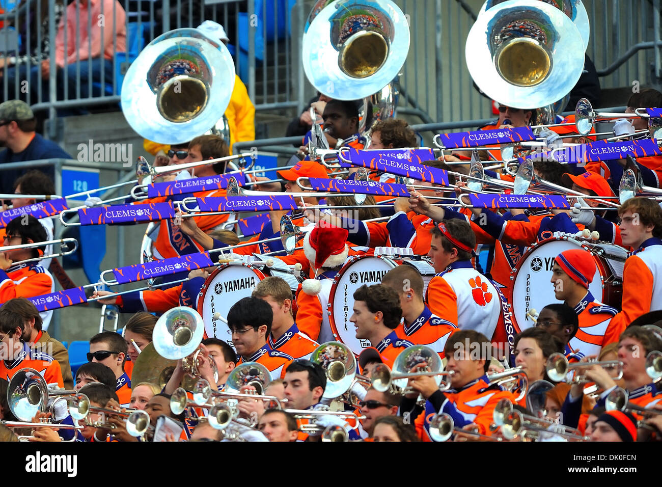 31. Dezember 2010 führt - Charlotte, North Carolina, USA - The Clemson Tigers Band während einer Pause in der zweiten Hälfte Aktion.  Südflorida Niederlagen Clemson 31-26 in der Meineke Car Care Schüssel bei Bank of America Stadium in Charlotte, North Carolina. (Kredit-Bild: © Tim Cowie/Southcreek Global/ZUMAPRESS.com) Stockfoto