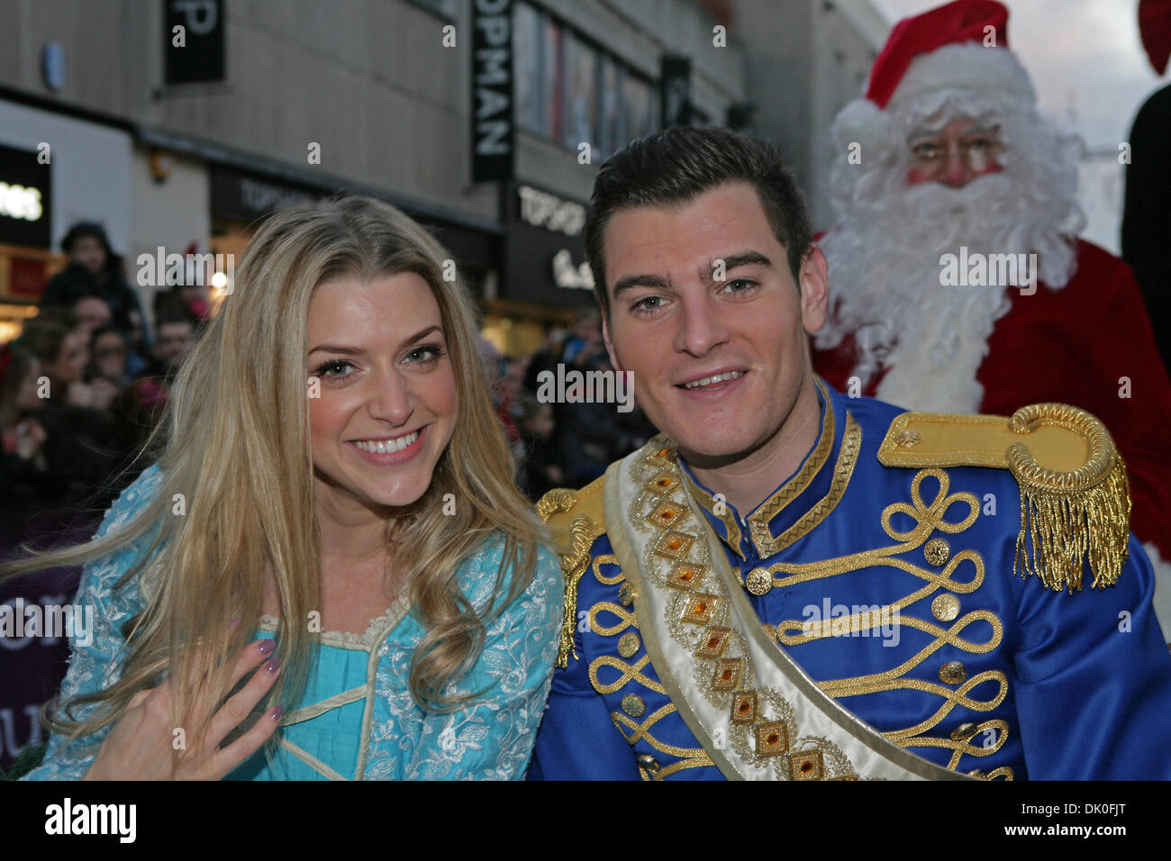 Bromley, UK. 1. Dezember 2013.  Anna Williamson & Matt Lapinskas zusammen mit Santa Claus in Bromley High Street vor der Umschaltung der Weihnachtszeit leuchtet auf Kredit: Keith Larby/Alamy Live News Stockfoto