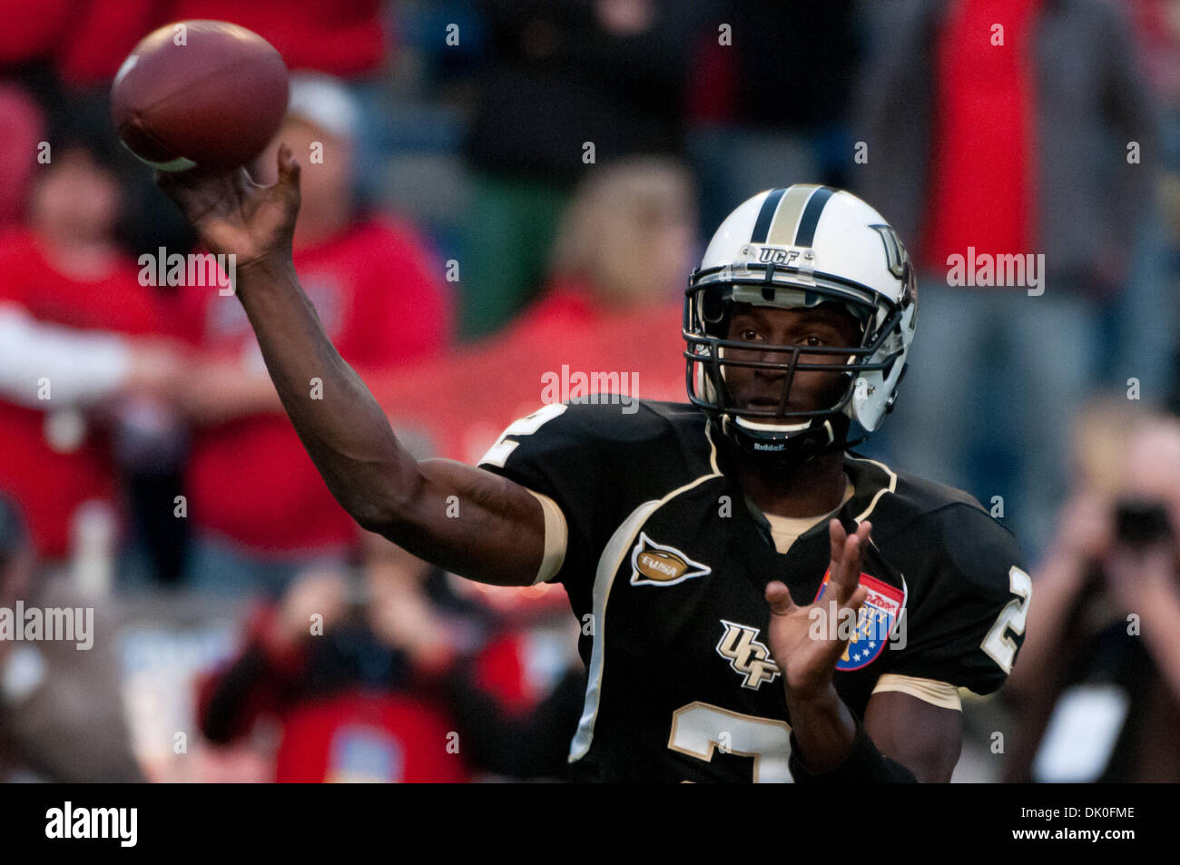 31. Dezember 2010 - Memphis, Tennessee, Vereinigte Staaten von Amerika - UCF Knights Quarterback Jeffrey Godfrey (2) sendet einen Pass Feld unten während der NCAA Liberty Bowl-Spiel zwischen der University of Central Florida und der University of Georgia. Endnote sind die UCF Knights besiegen die Georgia Bulldogs 10 - 6. (Kredit-Bild: © Danny Reise/Southcreek Global/ZUMAPRESS.com) Stockfoto