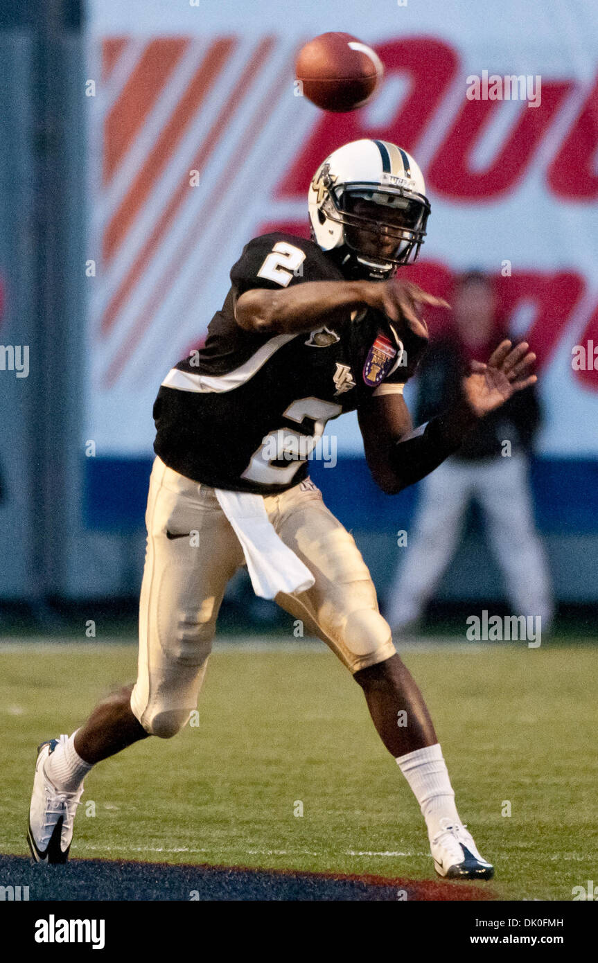 31. Dezember 2010 - Memphis, Tennessee, Vereinigte Staaten von Amerika - UCF Knights Quarterback Jeffrey Godfrey (2) sendet einen Pass während der NCAA Liberty Bowl-Spiel zwischen der University of Central Florida und der University of Georgia. Endnote sind die UCF Knights besiegen die Georgia Bulldogs 10 - 6. (Kredit-Bild: © Danny Reise/Southcreek Global/ZUMAPRESS.com) Stockfoto