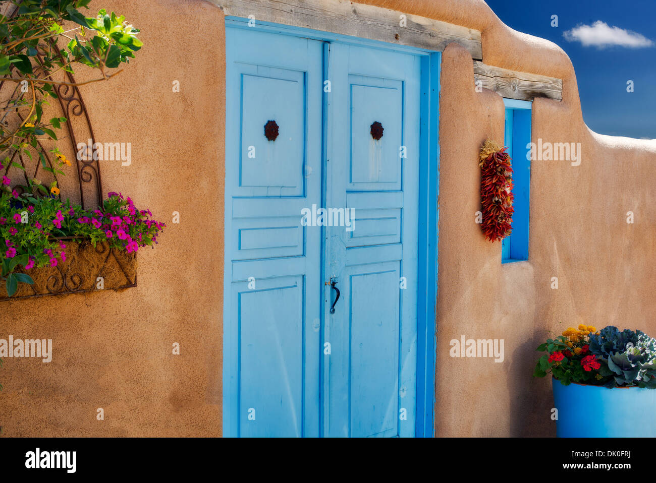 Bunte Tür und Blumen. Taos, New Mexico Stockfoto