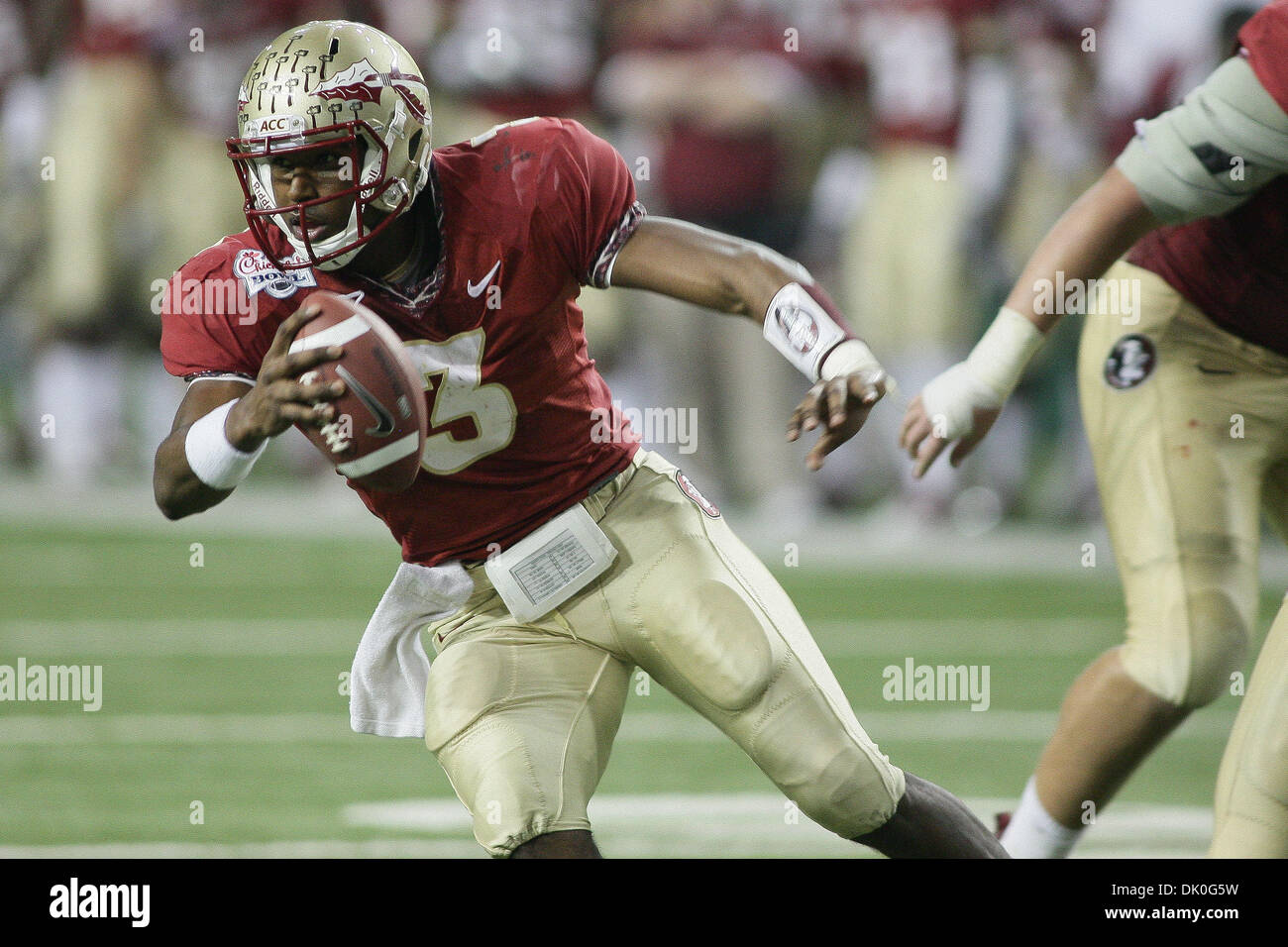 31. Dezember 2010 - Atlanta, Georgia, Vereinigte Staaten von Amerika - 31. Dezember 2010: Florida State Quarterback EJ Manuel unkenntlich gemacht, auf der Suche nach den Ball in der zweiten Hälfte gegen die South Carolina Gamecocks übergeben. Die Florida-Seminolen besiegte die South Carolina Gamecocks 26-17 in der Küken-Fil-A-Bowl in Atlanta GA (Credit-Bild: © Jeremy Brevard/Southcreek Global/ZUMAPRESS.com) Stockfoto