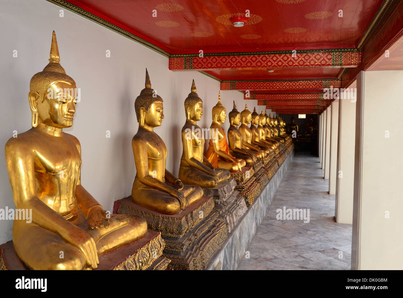 Wat Pho Tempel Buddhas mit rotem Dach Stockfoto
