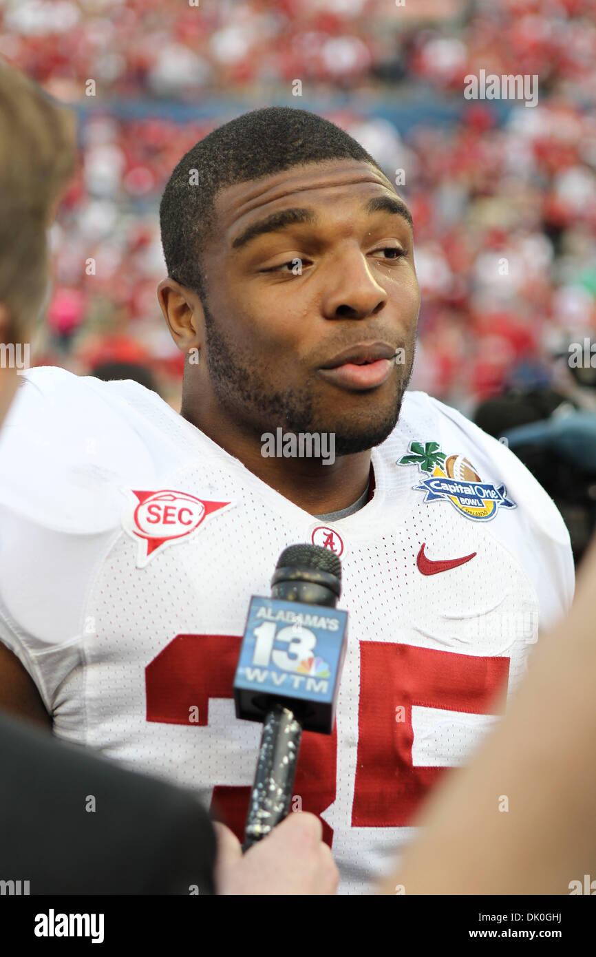 1. Januar 2011 - beantwortet Orlando, Florida, USA - Alabama Crimson Tide Linebacker Nico Johnson (35) Fragen der Medien nach dem Capital One gewinnen. Alabama gewinnt die 2011 Capital One Bowl 49-7 über Michigan State. (Kredit-Bild: © Jim Dedmon/Southcreek Global/ZUMAPRESS.com) Stockfoto