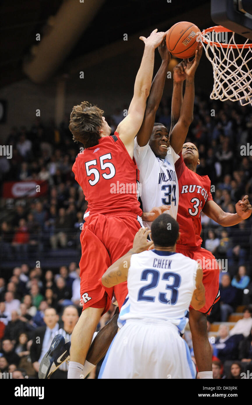 2. Januar 2011 - Villanova, Pennsylvania, führt US - Villanova vorwärts Jesaja Armwood (34) an der Felge geht während von Rutgers vorwärts bewacht Gilvydas Biruta (55) und Rutgers Wache/Mike Poole (32) Rutgers vorwärts 37-33 in Vilanovas ersten Big East-Spiel der Saison. In einem Spiel im Pavillon in Villanova, Pennsylvania (Credit-Bild: © Mike McAtee/Southcreek Global/ZUMAPR Stockfoto