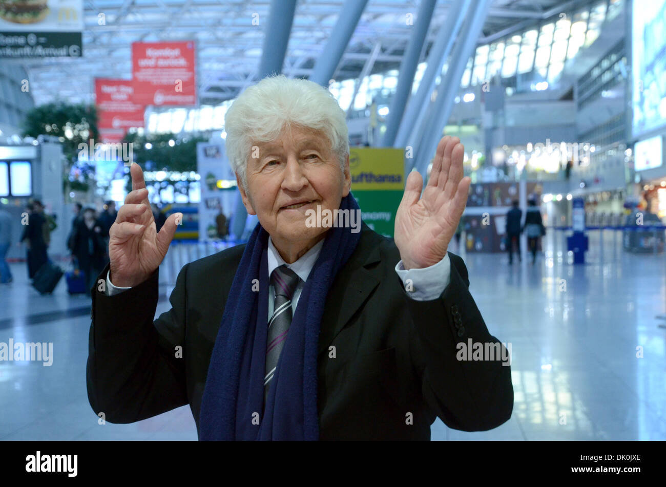 Düsseldorf, Deutschland. 1. Dezember 2013. Chorleiter Gotthilf Fischer stellt am Düsseldorfer Flughafen. Er agierte in der Veranstaltung "Flughafen Advent", wo er mit Jugendchören sang. Bildnachweis: Dpa picture Alliance/Alamy Live News Stockfoto