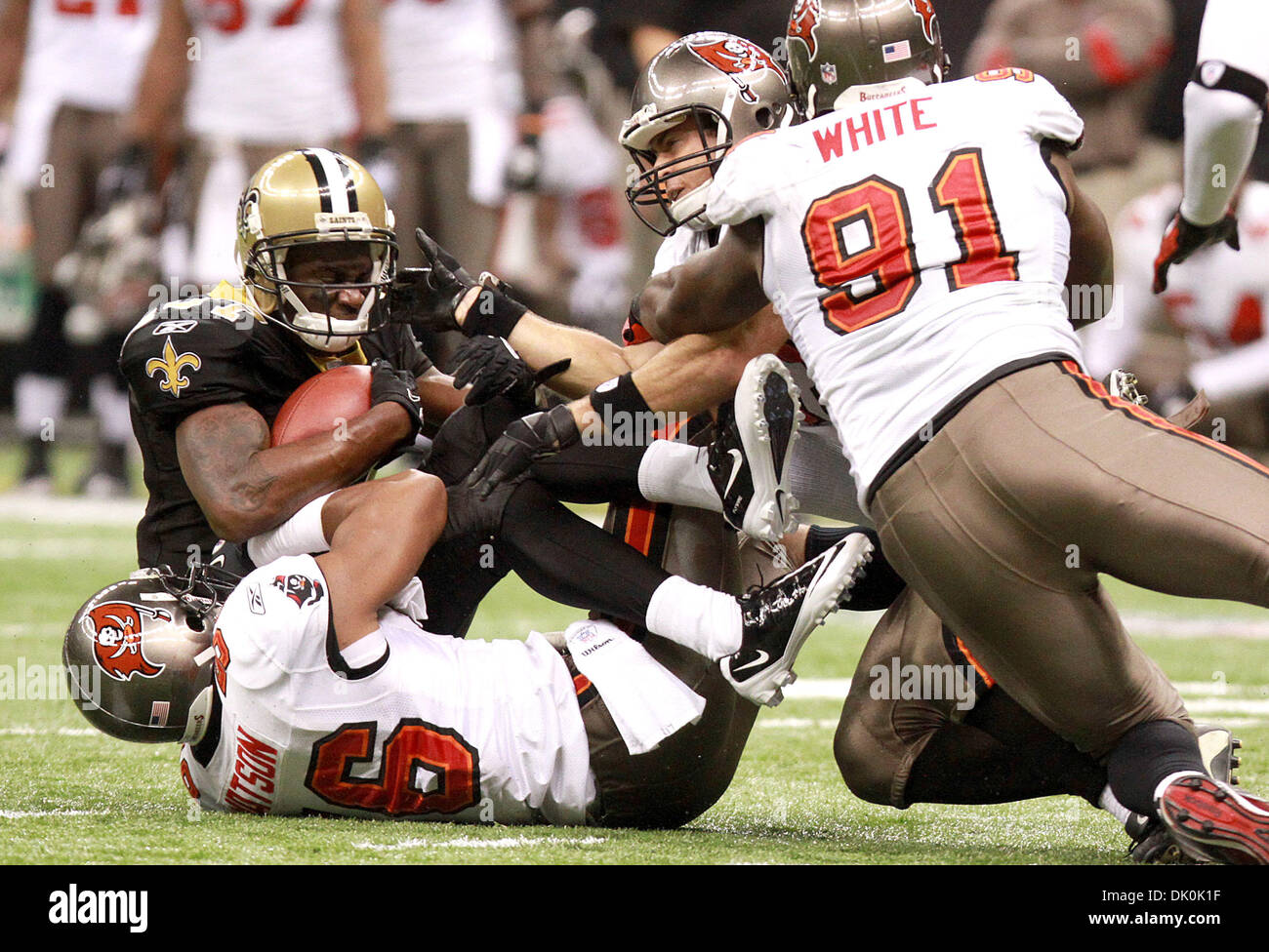 2. Januar 2011 - New Orleans, Louisiana, Vereinigte Staaten - New Orleans Saint ADRIAN ARRINGTON von STYLEZ G. WHITE, Tampa Bay Buccaneers DEKODA WATSON (links) und COREY LYNCH (rechts) während der regulären Saison spielen im Superdome in Angriff genommen wird. Die Buccaneers schlagen die Heiligen 23 bis 13. (Kredit-Bild: © Dan Anderson/ZUMApress.com) Stockfoto