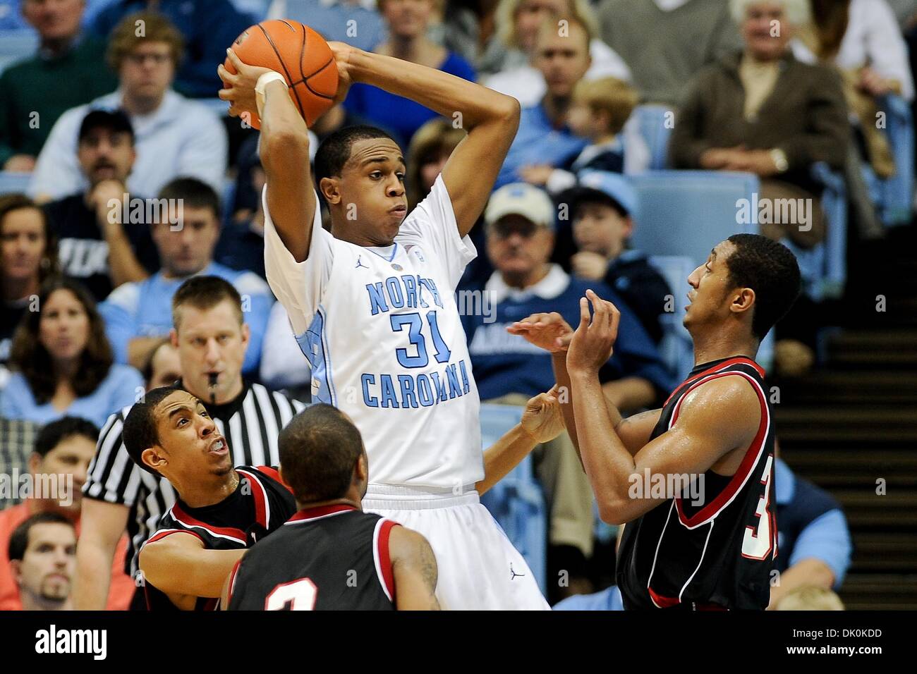 2. Januar 2011 - Chapel Hill, North Carolina, USA - North Carolina Tar Heels weiter John Henson (31) sieht her den offenen Mann. North Carolina Niederlagen Franziskus 103-54 am Dean Smith Center in Chapel Hill, North Carolina. (Kredit-Bild: © Anthony Barham/Southcreek Global/ZUMAPRESS.com) Stockfoto