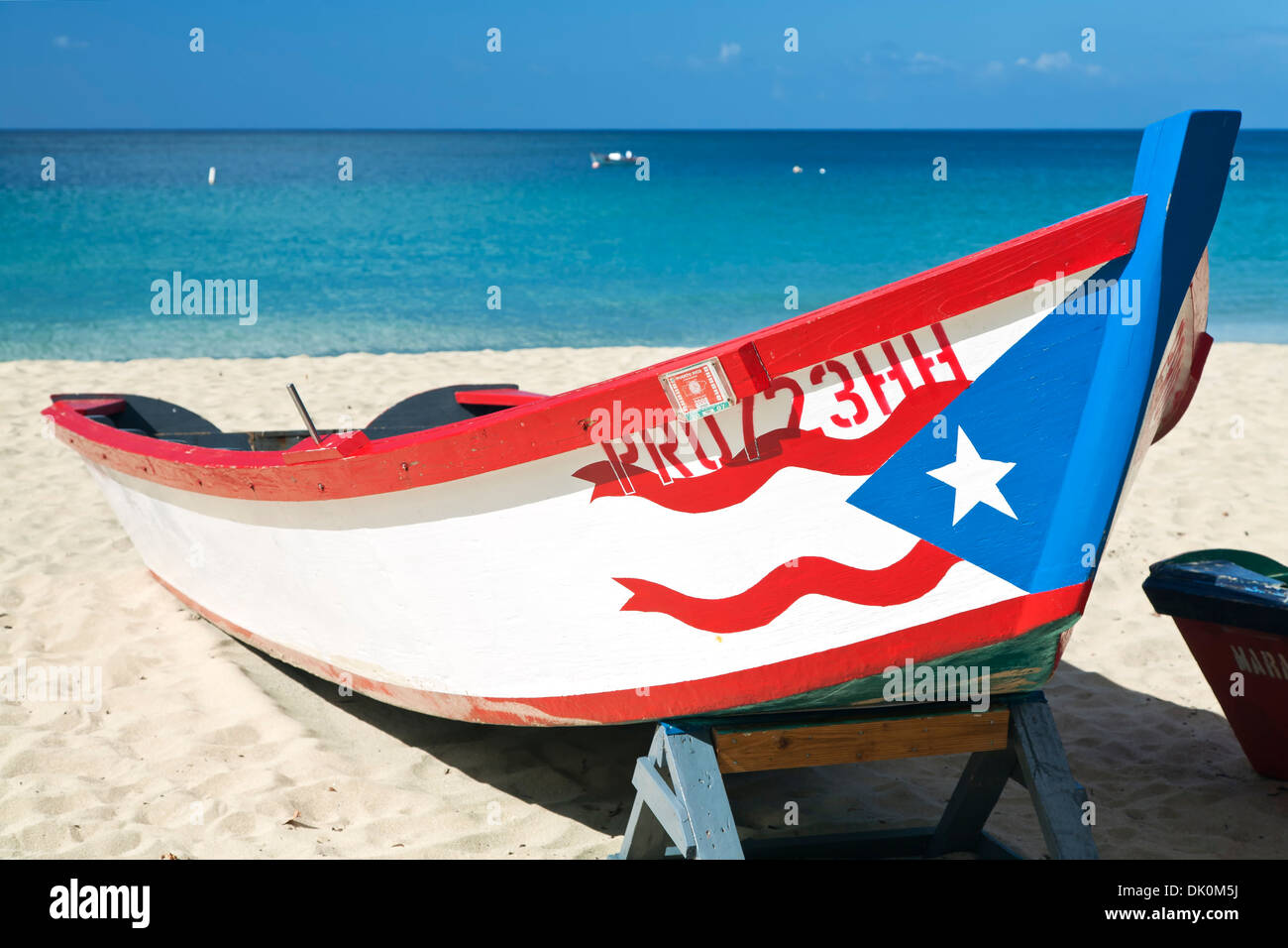 Angelboot/Fischerboot mit Puerto-Ricanischen Flagge, Crashboat Strand, Aguadilla, Puerto Rico Stockfoto