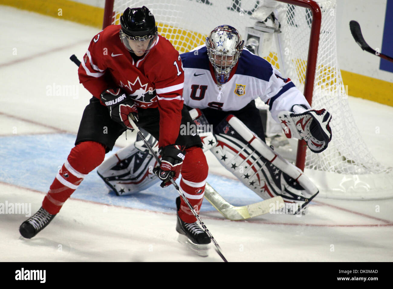 3. Januar 2011 - Buffalo, New York, Vereinigte Staaten von Amerika - Team Canada nach vorn (#12) Quinton Howden Fänge pro Pass vor US-goaltender(#1) Jack Campbell im Halbfinale Spiel der 2011 IIHF U20 Eishockey-Weltmeisterschaft in der HSBC Arena in Buffalo, New York.  Kanada schlagen die USA 4-1 (Credit-Bild: © Steve DeMeo/Southcreek Global/ZUMApress.com) Stockfoto