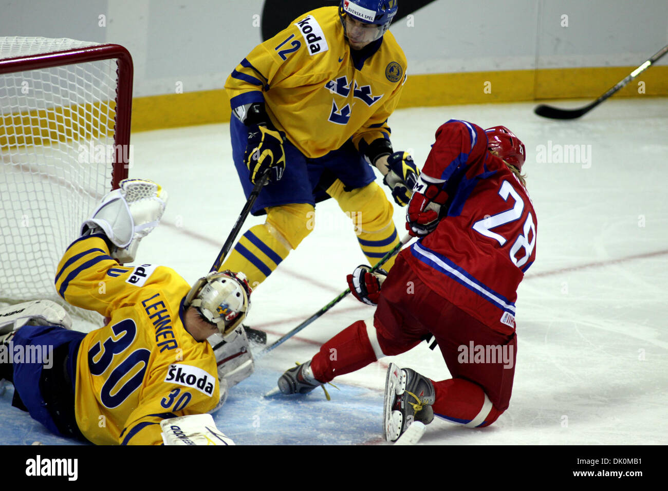 3. Januar 2011 - Buffalo, New York, Vereinigte Staaten von Amerika - Team Russland nach vorn (#28) Denis Golubev schlägt Team Schweden goalie(#30) Robin Lehner für das zweite Tor der Russen in der zweiten Periode der 2011 IIHF World Junior U20 Eishockey WM Semi Final Spiel in Buffalo, NY. (Kredit-Bild: © Steve DeMeo/Southcreek Global/ZUMApress.com) Stockfoto