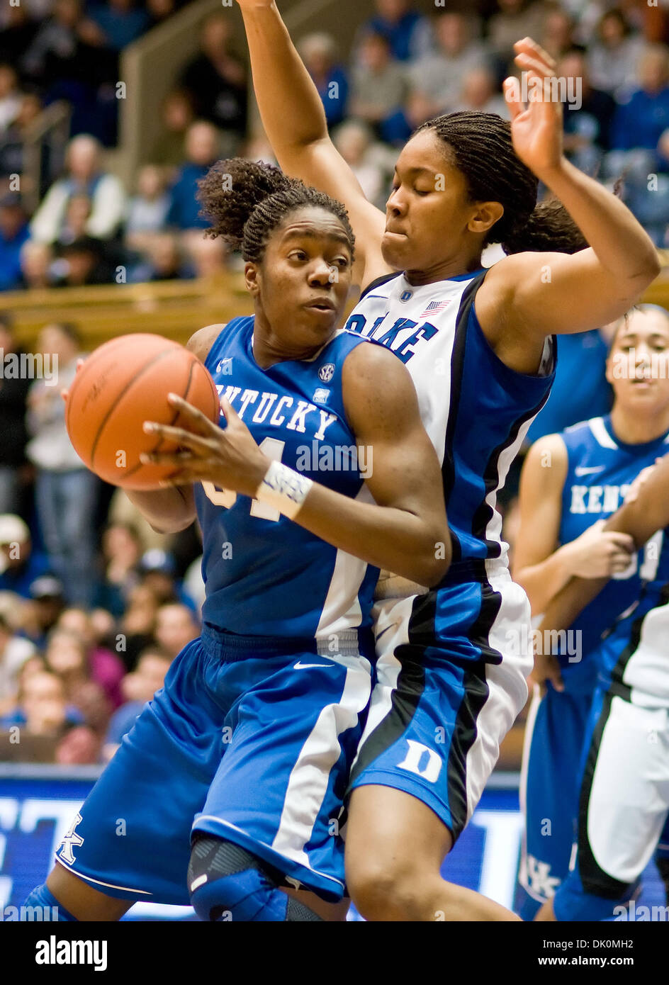 4. Januar 2011 - wird in Durham, North Carolina, USA - Kentucky Center Samantha Drake (31) von Duke Center Krystal Thomas (34) bewacht. Herzog schlägt Kentucky 54-48 bei Cameron Indoor Stadium (Credit-Bild: © Mark Abbott/Southcreek Global/ZUMAPRESS.com) Stockfoto