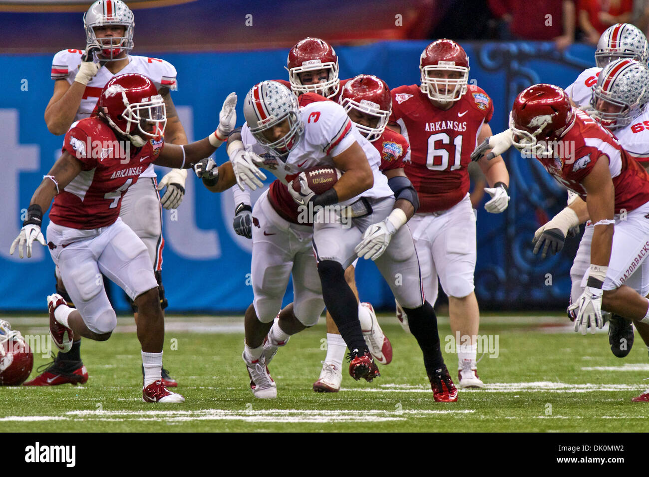 4. Januar 2011 - läuft New Orleans, Louisiana, USA - Arkansas Razorbacks Linebacker Jerry Franklin (34) hinunter Ohio State Buckeyes Runningback Brandon Saine (3) auf eine Flucht im zweiten Quartal des Spiels zwischen Arkansas und Ohio State in the Sugar Bowl in New Orleans Superdome, New Orleans, Louisiana.  Ohio State besiegt Arkansas 31-26 um eine 0 für 9 Streifen gegen SEC-Teams zu beenden. Stockfoto