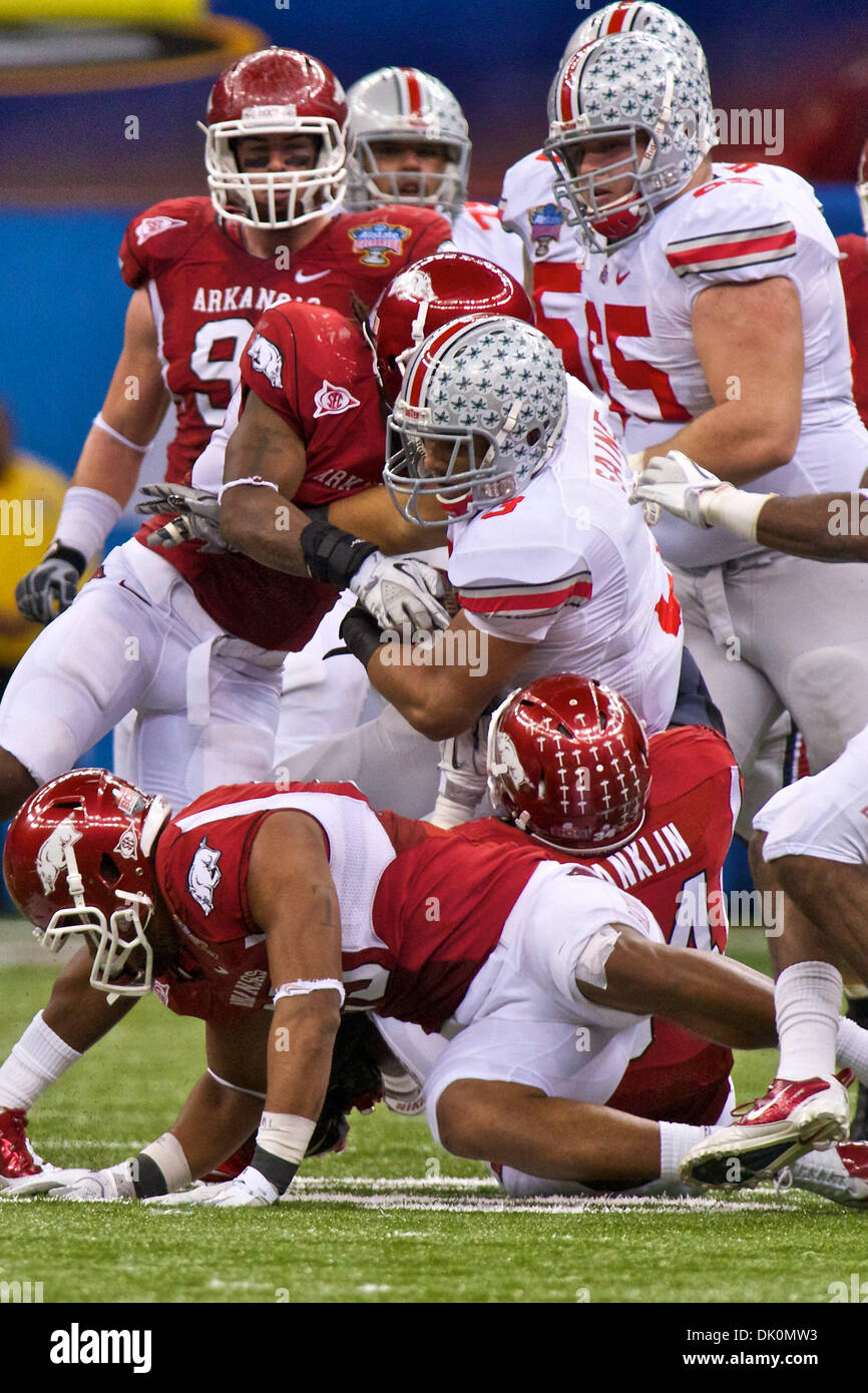 4. Januar 2011 - New Orleans, Louisiana, USA - Ohio State Buckeyes Runningback Brandon Saine (3) von Arkansas Razorbacks Linebacker Jerry Franklin (34) im zweiten Quartal des Spiels zwischen Arkansas und Ohio State in the Sugar Bowl in New Orleans Superdome, New Orleans, Louisiana abgebaut wird.  Ohio State besiegt Arkansas 31-26 um eine 0 für 9 Streifen gegen SEC-Teams zu beenden. Stockfoto