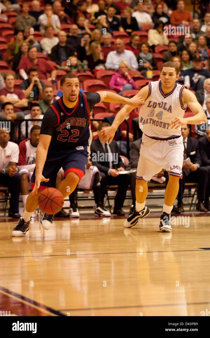 6. Januar 2011 - Los Angeles, California, Vereinigte Staaten von Amerika - 6. Januar 2011: Rob Jones (22) von Saint Mary bekommt Vergangenheit Drew Viney (34) der LMU.  Heiliges Marys führt Loyola Marymount 56-42 an der Hälfte (Credit-Bild: © Josh Kapelle/Southcreek Global/ZUMAPRESS.com) Stockfoto