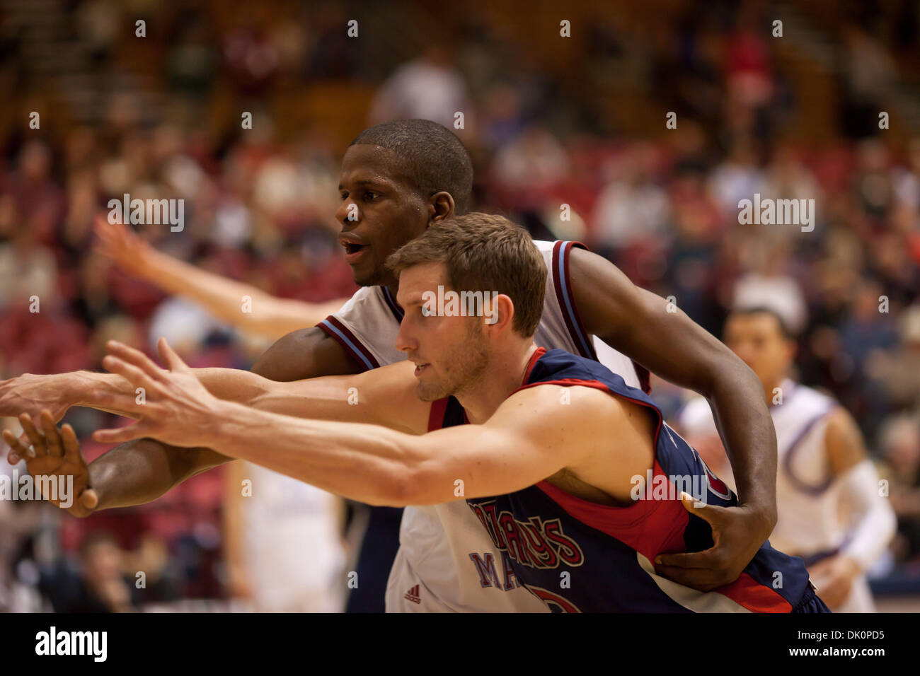 6. Januar 2011 - Los Angeles, California, Vereinigte Staaten von Amerika - 6. Januar 2011: Vernon Teel (10) der LMU versucht einzubrechen, Heiliges Marys inbounding der Kugel Mickey McConnell (32), aber es war zu spät.  Heiliges Marys schlagen Loyola Marymount 98-75. (Kredit-Bild: © Josh Kapelle/Southcreek Global/ZUMAPRESS.com) Stockfoto