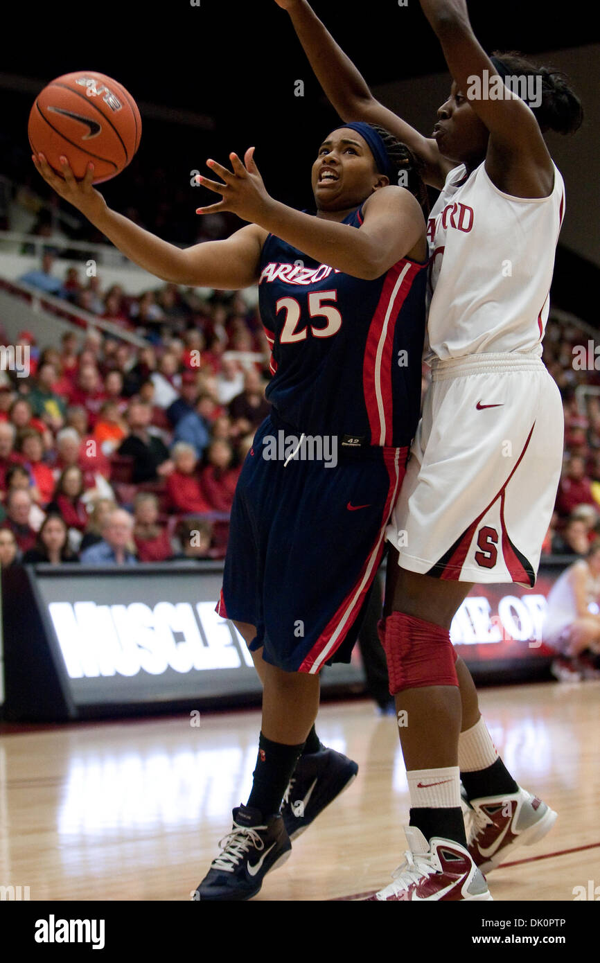 6. Januar 2011 - schießt Stanford, Kalifornien, USA - Arizona-Wache Reiko Thomas (#25) den Ball gegen Stanford vorwärts Chiney Ogwumike (#13). Stanford führt Arizona 40-33 zur Halbzeit um Maples Pavillon. (Kredit-Bild: © Kelly L Cox/Southcreek Global/ZUMAPRESS.com) Stockfoto