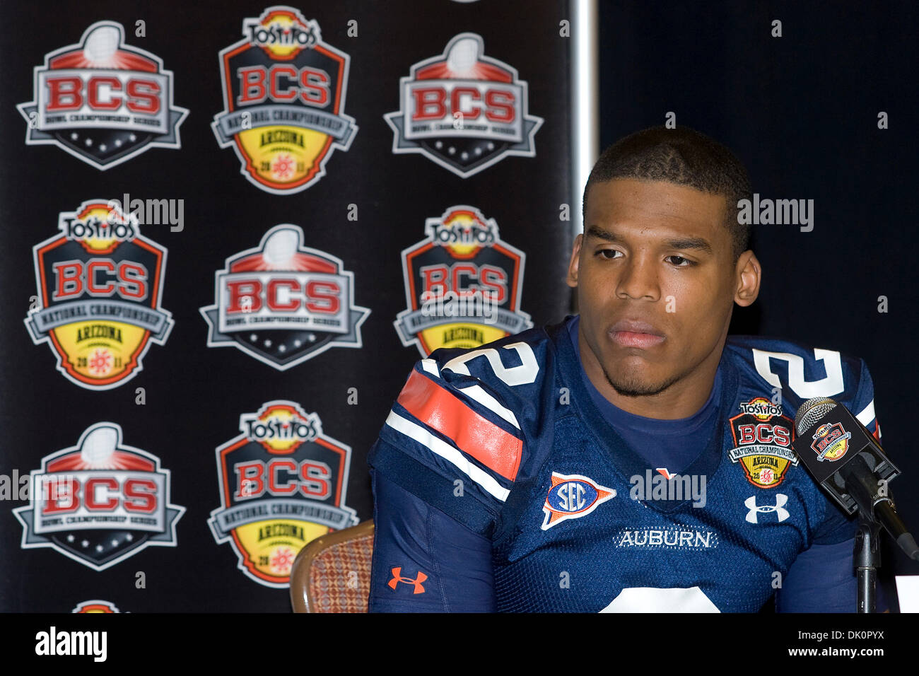 7. Januar 2011 - Scottsdale, Arizona, Vereinigte Staaten von Amerika - Auburn Tigers quarterback Cam Newton (#2) Felder Fragen aus den Medien Medien tagsüber für die Tostitos BCS National Championship Game auf das JW Marriott Camelback Inn in Scottsdale, Arizona. (Kredit-Bild: © gen Lower/Southcreek Global/ZUMAPRESS.com) Stockfoto