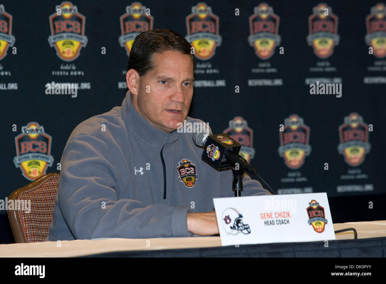 7. Januar 2011 - Scottsdale, Arizona, Vereinigte Staaten von Amerika - Auburn Tigers Kopf Trainer Gene Chizik Felder Fragen aus den Medien Medien tagsüber für die Tostitos BCS National Championship Game auf das JW Marriott Camelback Inn in Scottsdale, Arizona. (Kredit-Bild: © gen Lower/Southcreek Global/ZUMAPRESS.com) Stockfoto